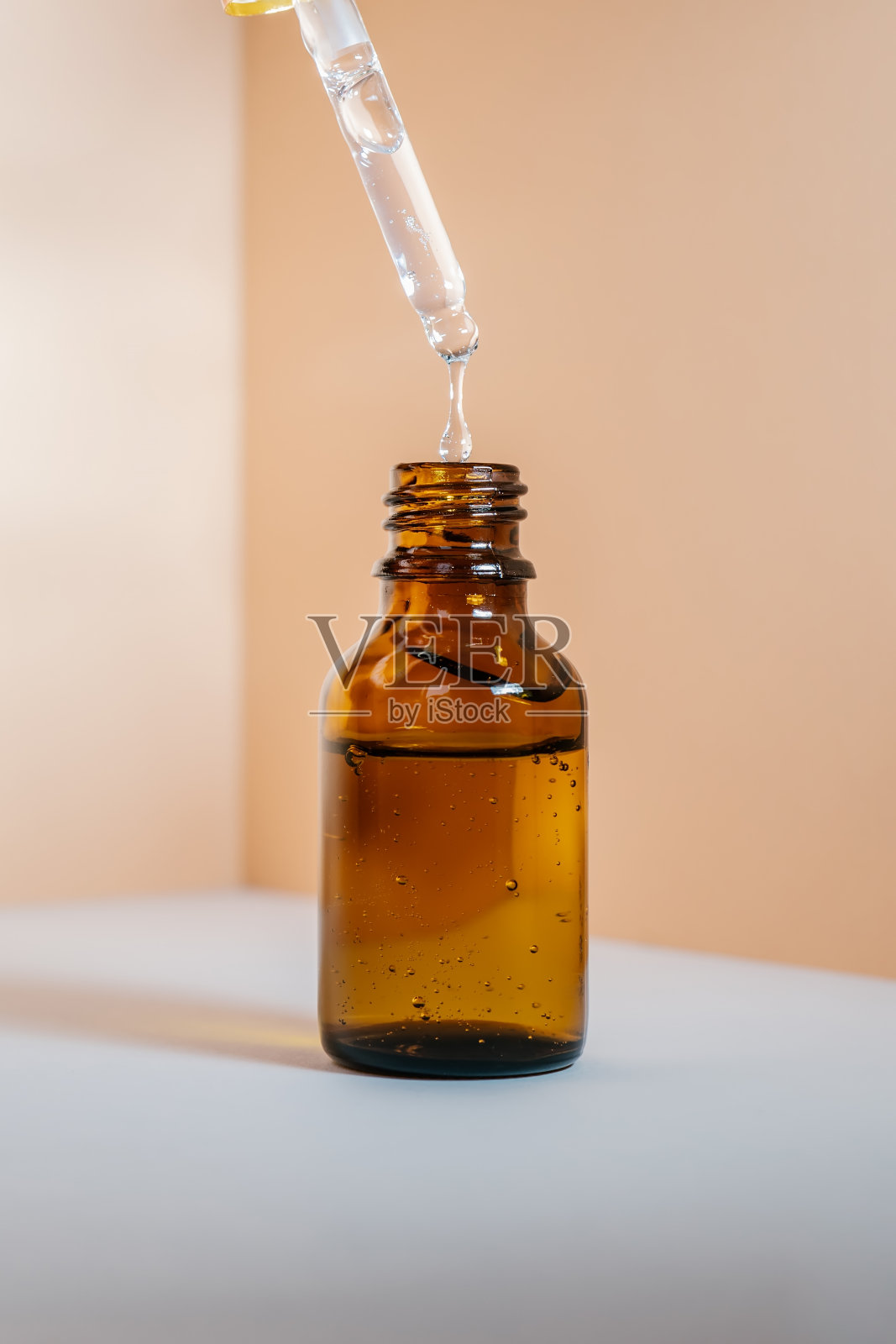 一滴化妆油从吸液管中滴了下来照片摄影图片