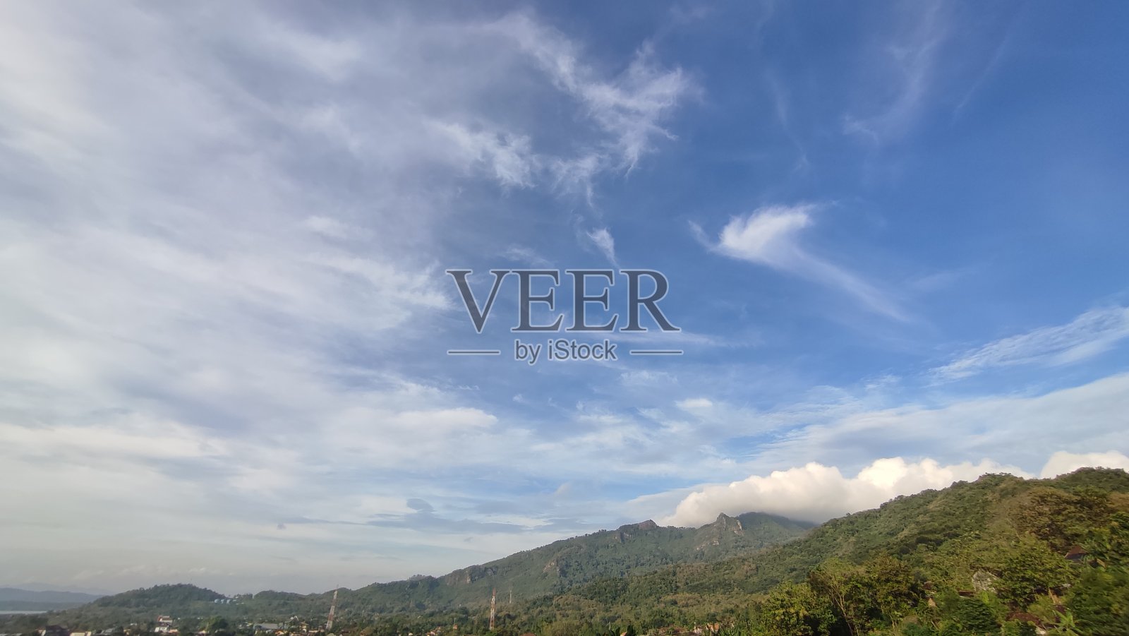 村庄上方的晴天照片摄影图片