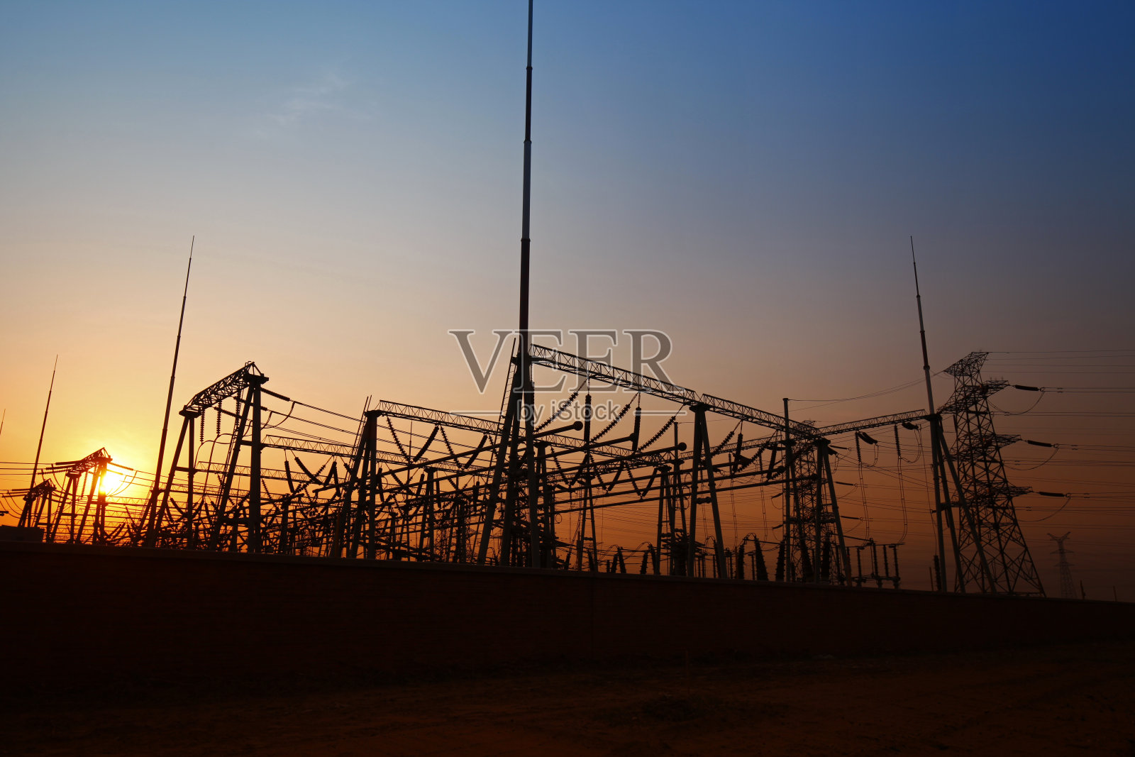 太阳落山时用电线发电照片摄影图片