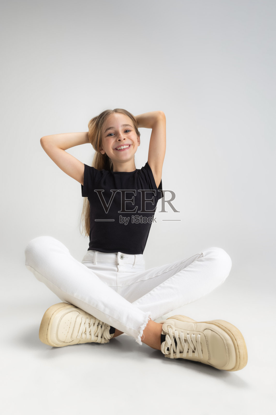 少年学校白种人女孩的肖像，穿着休闲装，在白色工作室背景下孤立地摆姿势。照片摄影图片