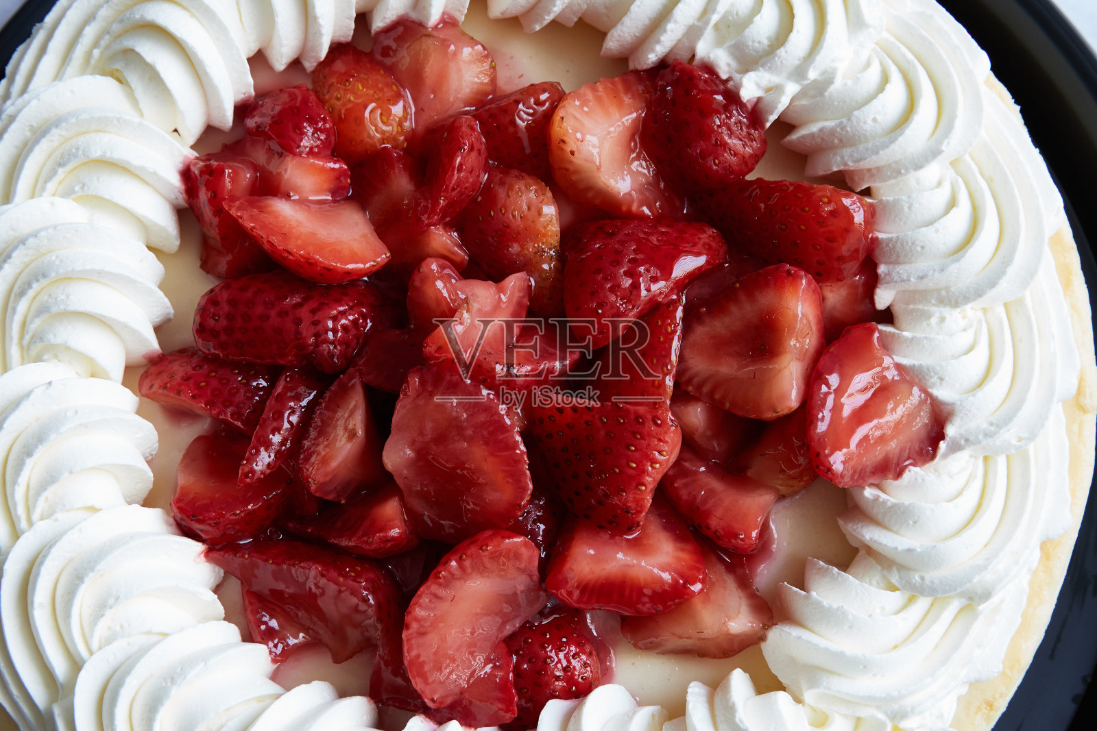 草莓芝士蛋糕和蛋奶沙司照片摄影图片