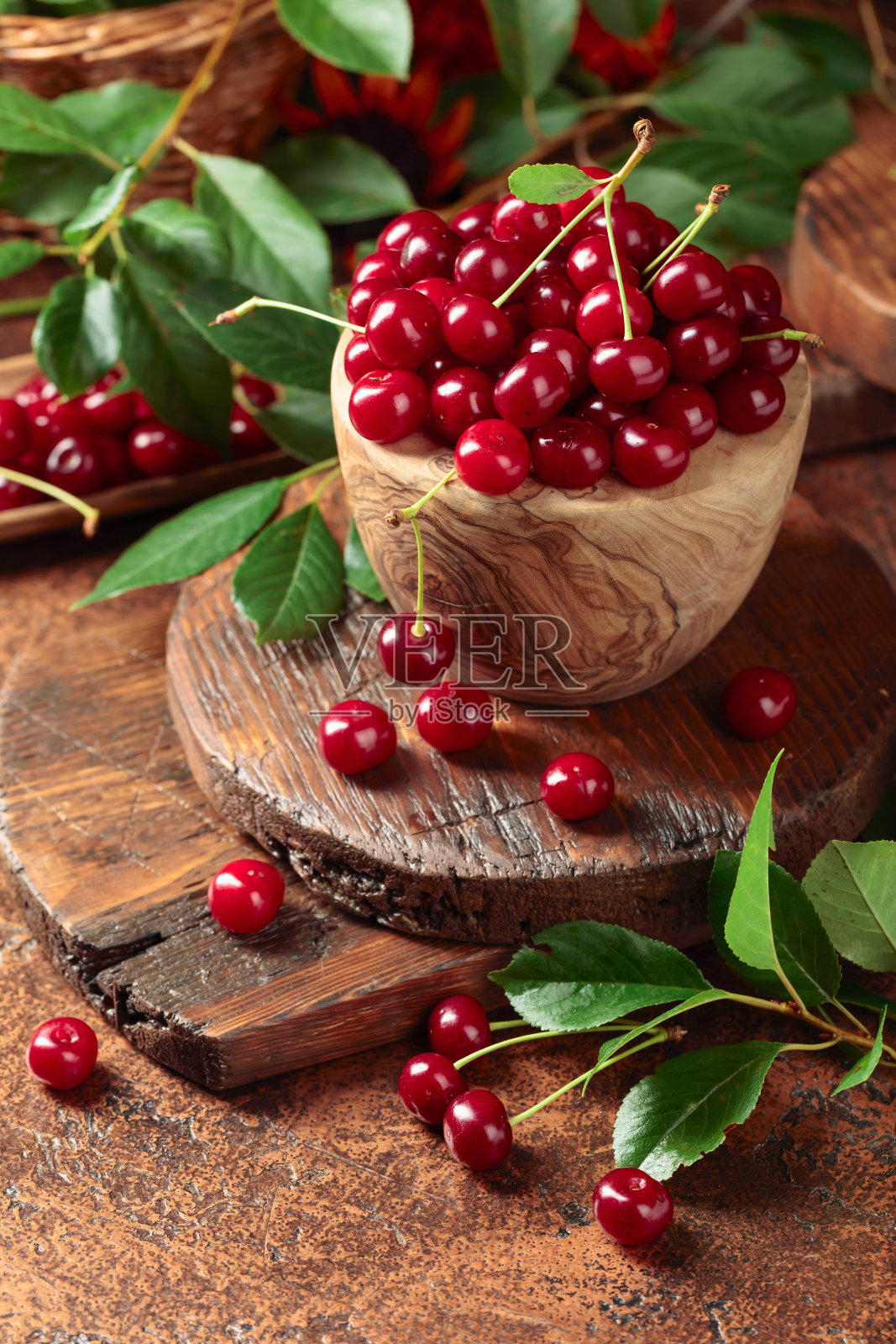 木盘里的成熟红樱桃。照片摄影图片