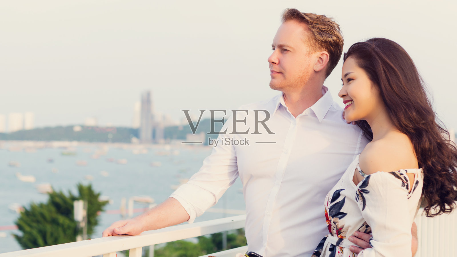 年轻幸福的跨种族夫妇幸福的时刻。照片摄影图片