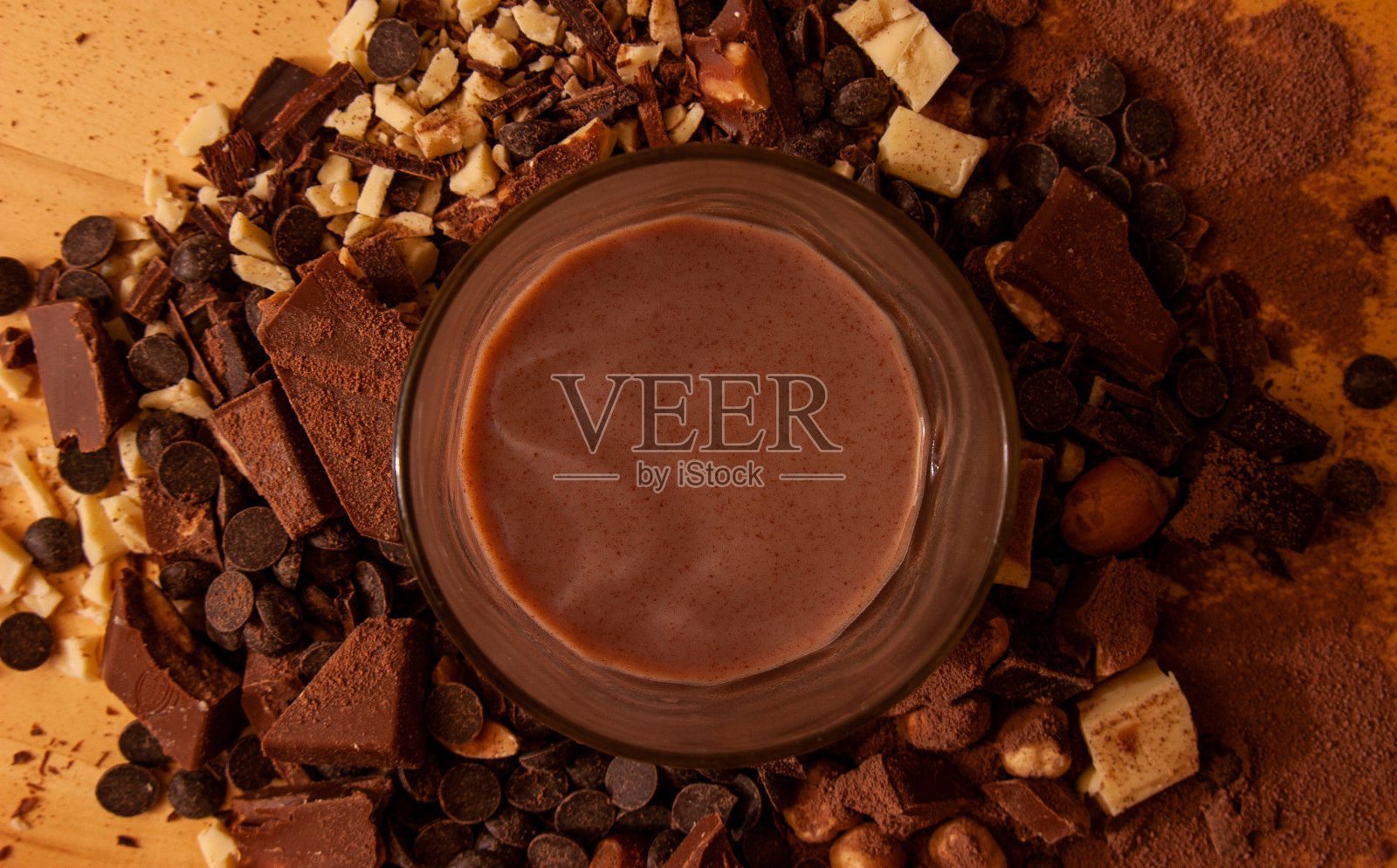 俯视图巧克力奶昔和巧克力混合物照片摄影图片