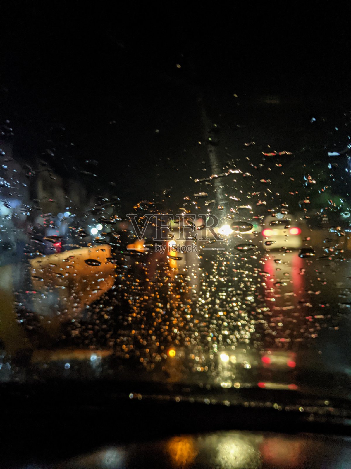 汽车仪表盘下雨的道路与交通的观点照片摄影图片