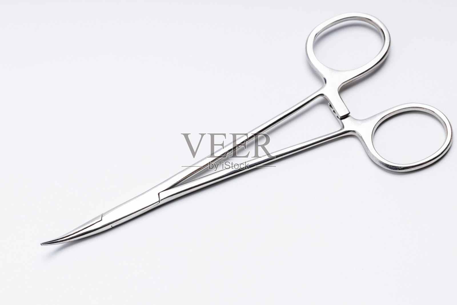 医用钳隔离在白色背景上。医疗设备被切断了手术工具照片摄影图片