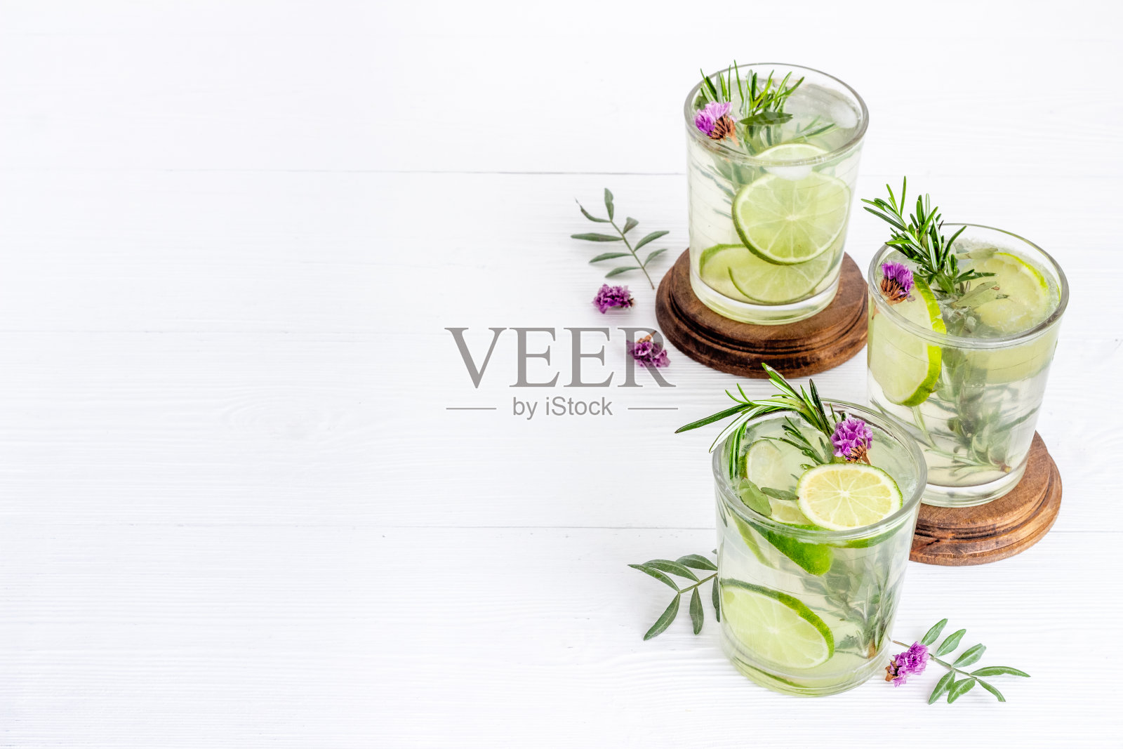 大量的夏季香草柠檬汁和柠檬片照片摄影图片