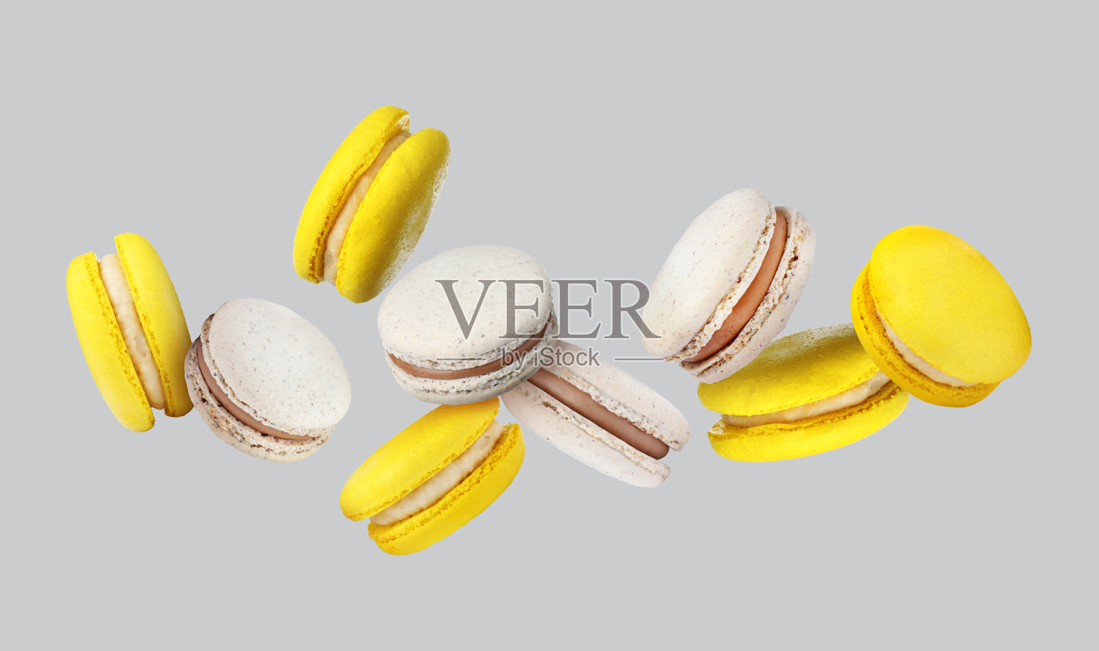 甜美可口的马卡龙在灰色的背景上飞舞照片摄影图片