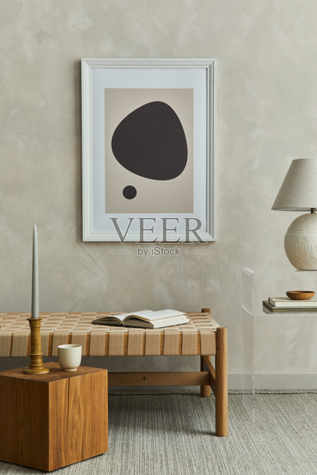 舒适的客厅内饰有模仿海报框架，躺椅上的格子，创意玻璃咖啡桌和优雅的个人配件。中性的墙壁，地板上的地毯。模板。照片摄影图片