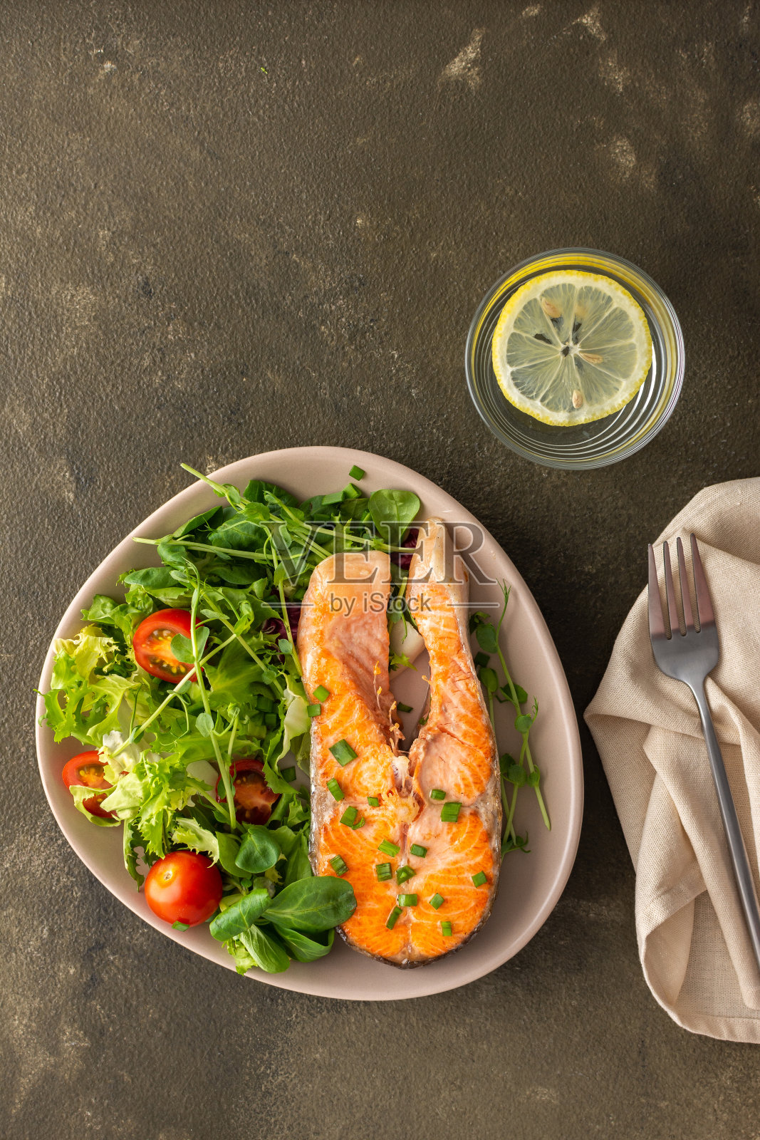 炸鳟鱼牛排和什锦沙拉照片摄影图片