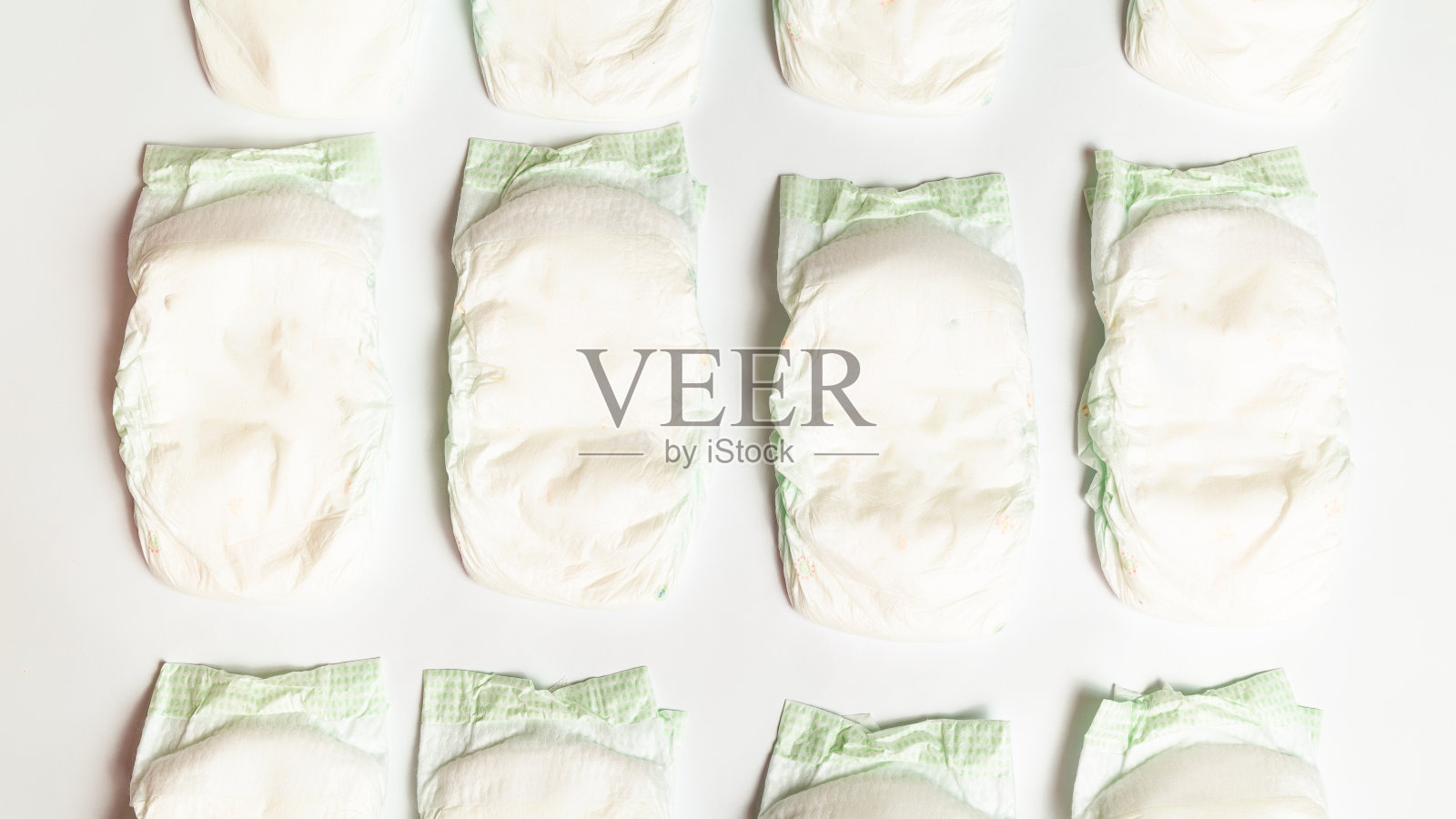 白色背景的尿布和卫生用品。一次性小内裤。照片摄影图片