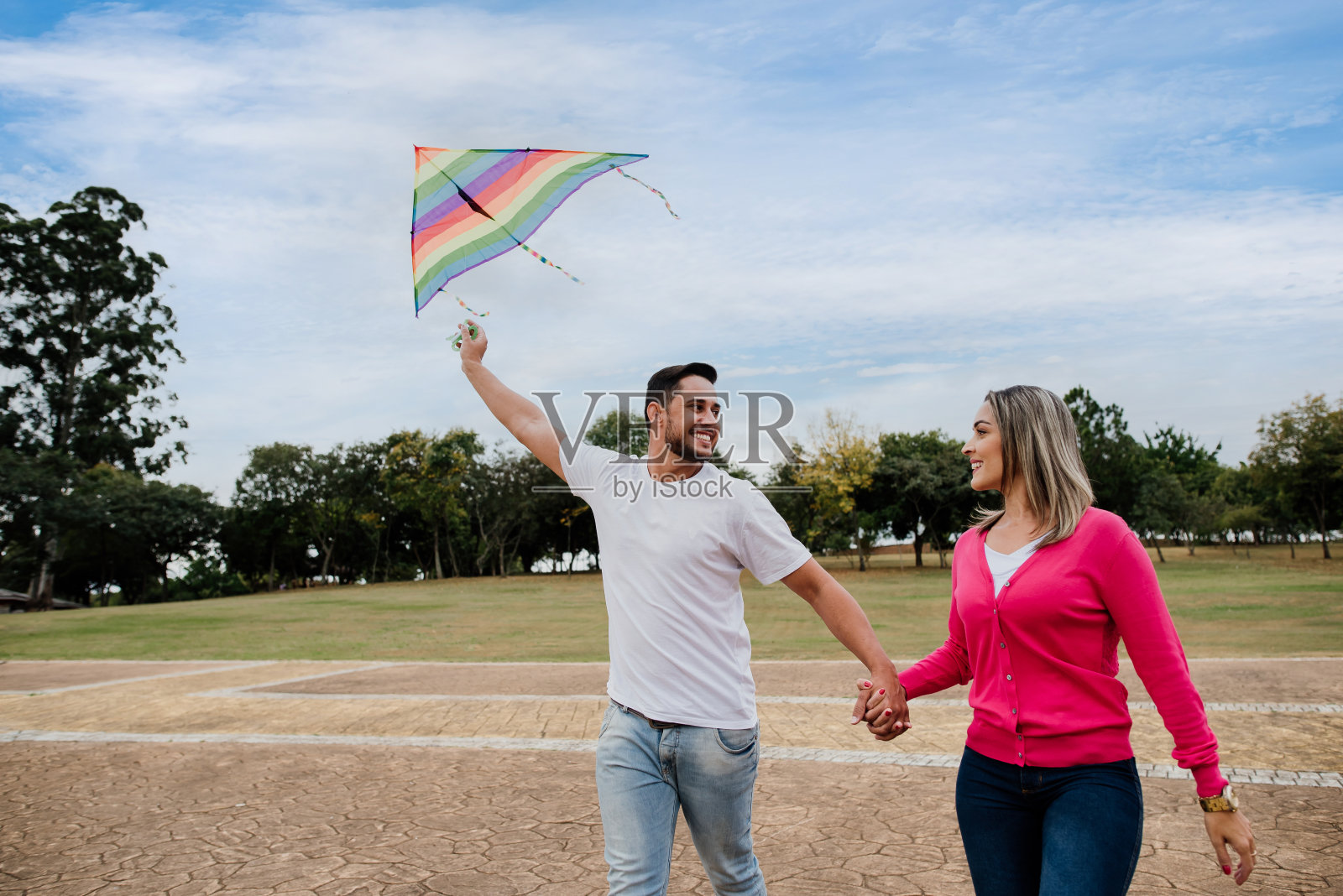 一对夫妇在玩风筝照片摄影图片