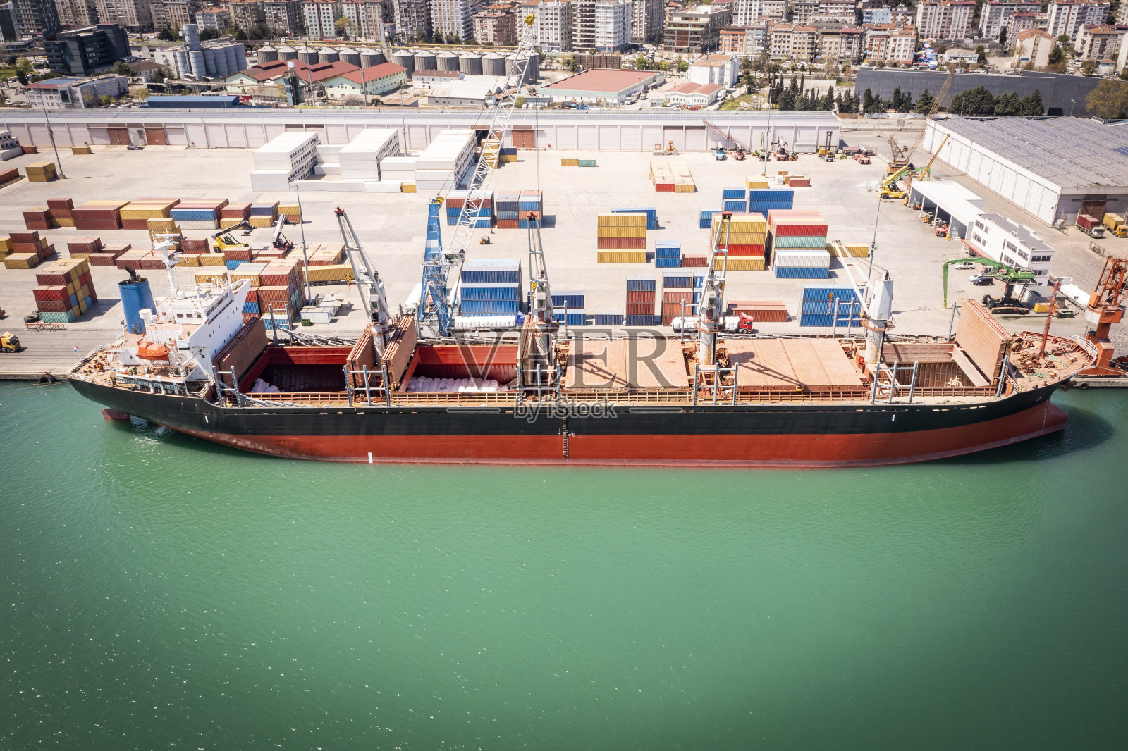 工业港口鸟瞰图，其中货物装载为国家和国际航运通过海上或海洋的货船照片摄影图片