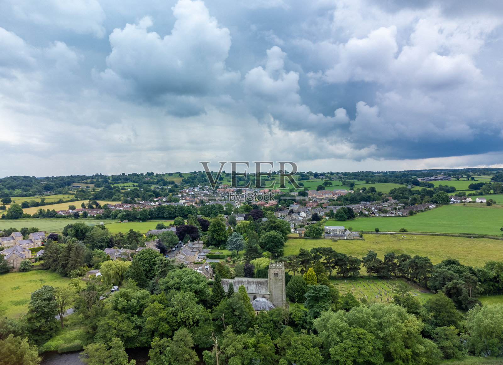 英国乡村与教堂的夏季空中景象与风暴雨云。在英格兰北约克郡的哈罗盖特附近，由0级无人机拍摄照片摄影图片