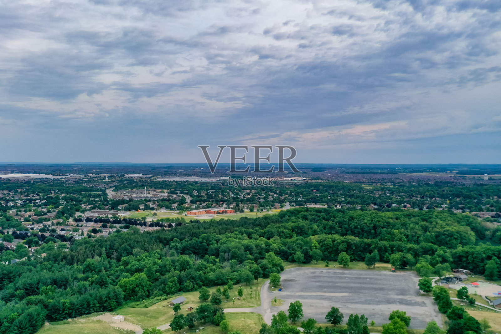 黄昏时分，加拿大安大略省布兰普顿的心湖保护公园照片摄影图片