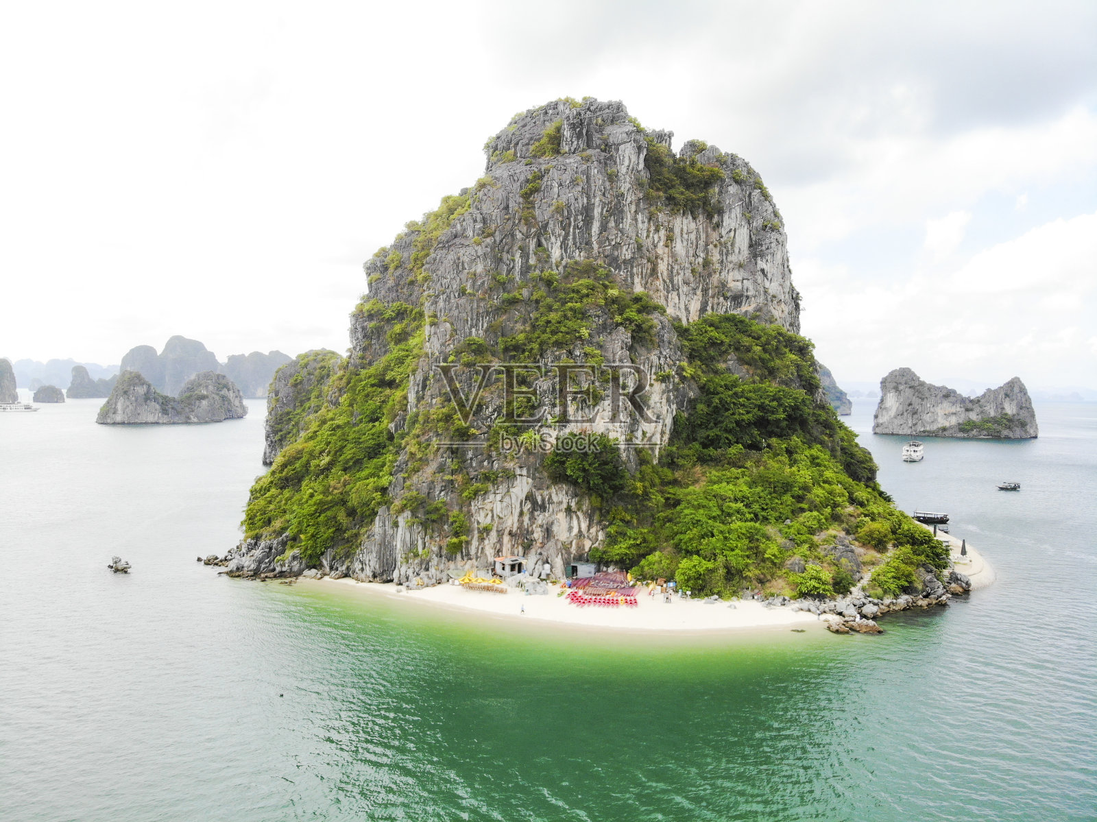 位于越南北部广宁省下龙湾的美丽岛屿照片摄影图片