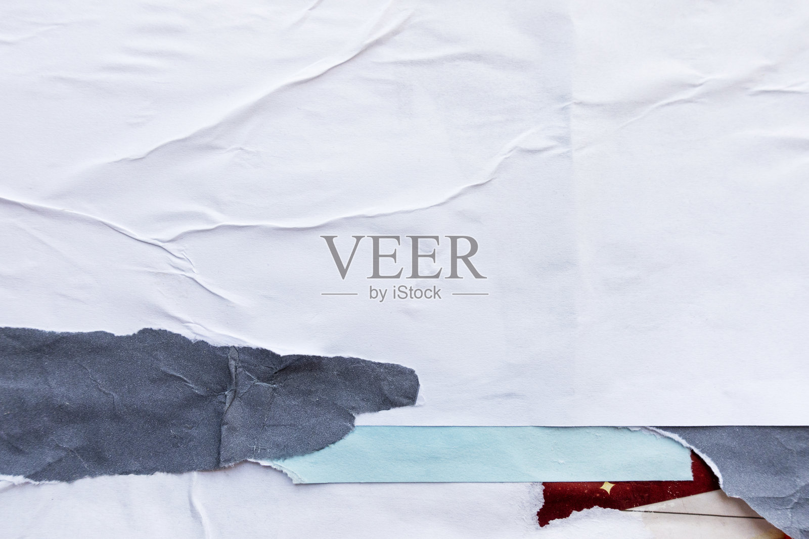 旧的白色垃圾，撕裂的拼贴海报，皱巴巴的纸海报纹理背景与文本或图像的复制空间照片摄影图片