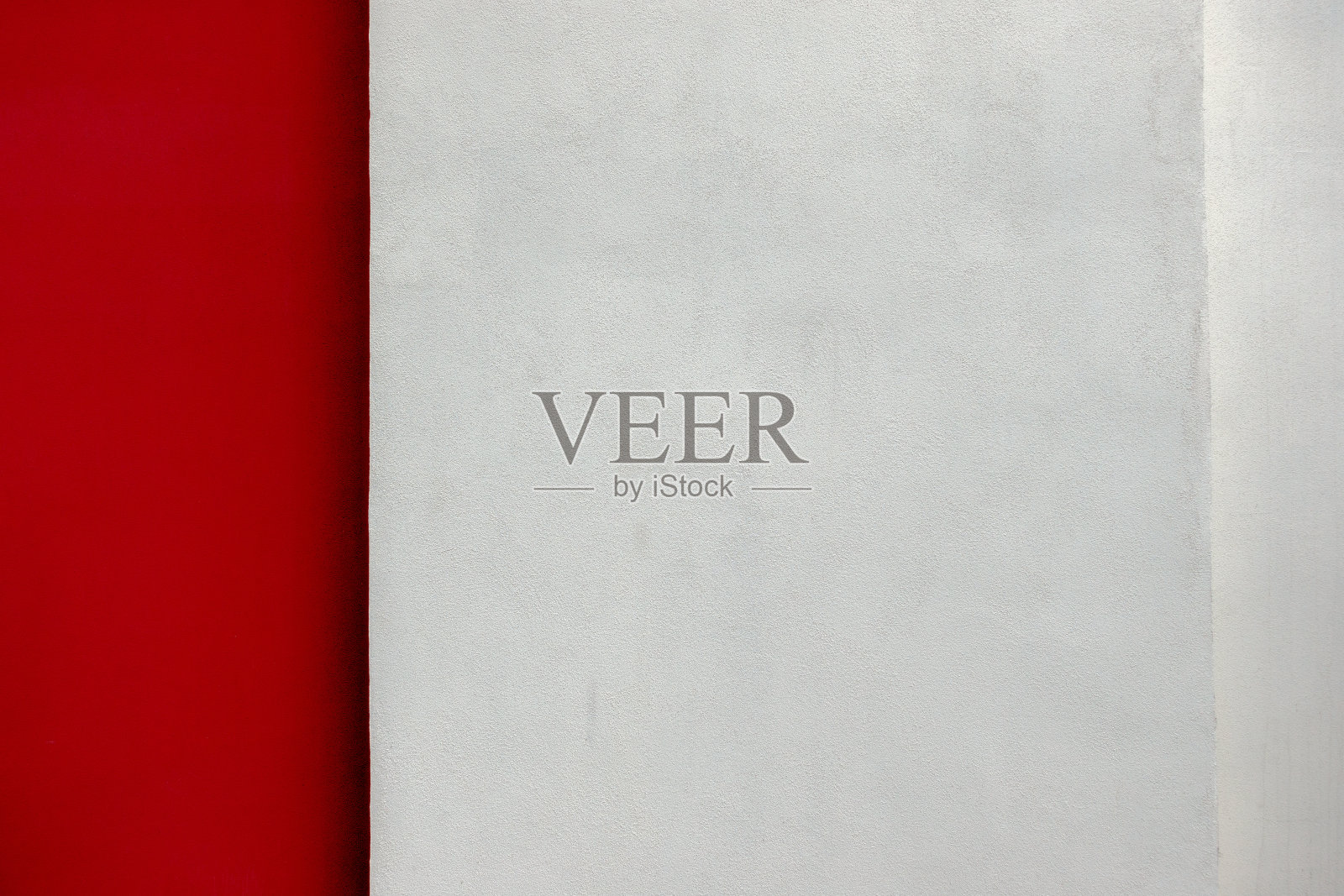 两种颜色的墙壁背景。红色和浅灰色灰泥墙背景照片摄影图片