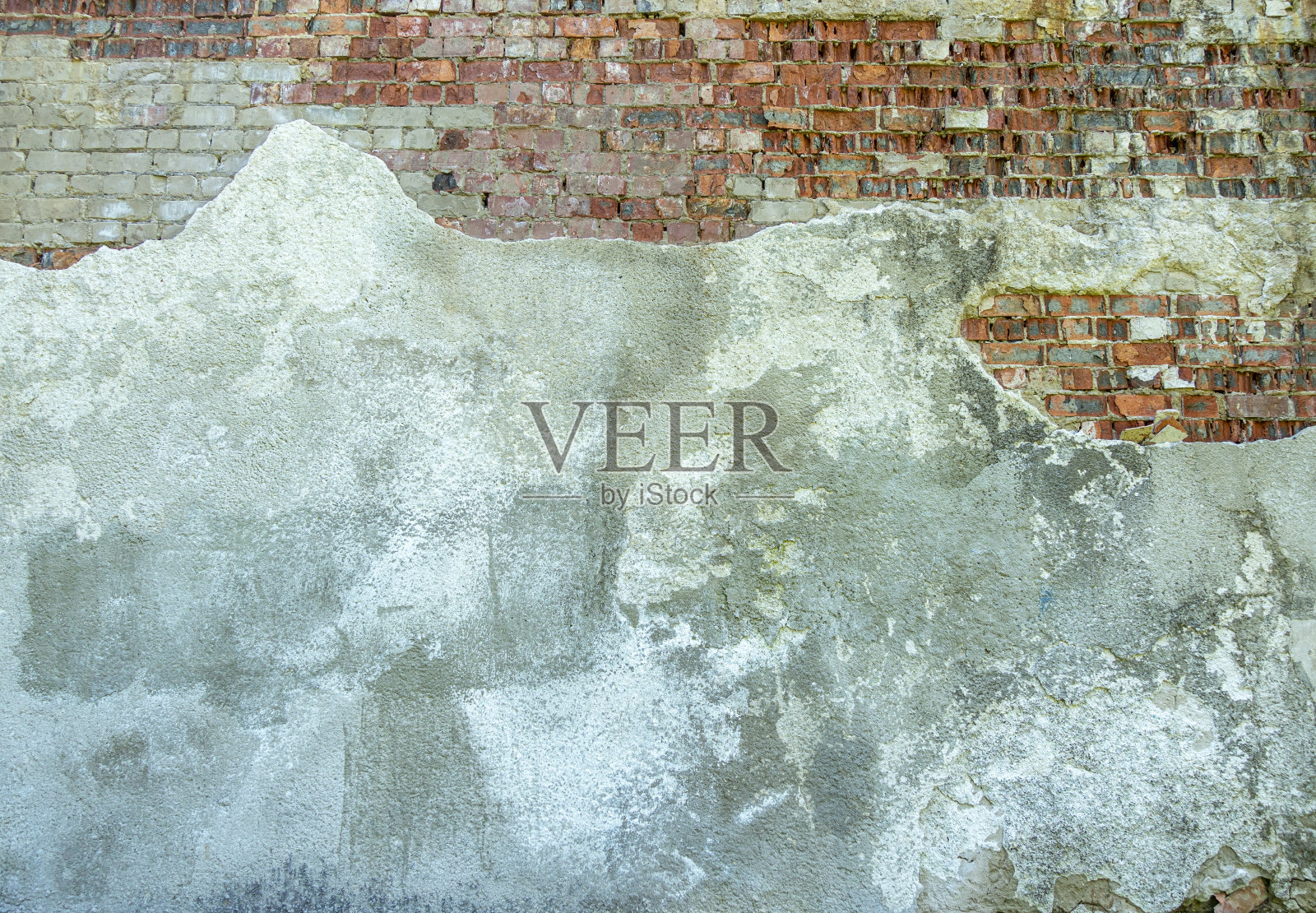 灰泥灰色的旧砖墙，灰泥碎块。垃圾红和白砖墙与损坏的表面背景照片摄影图片