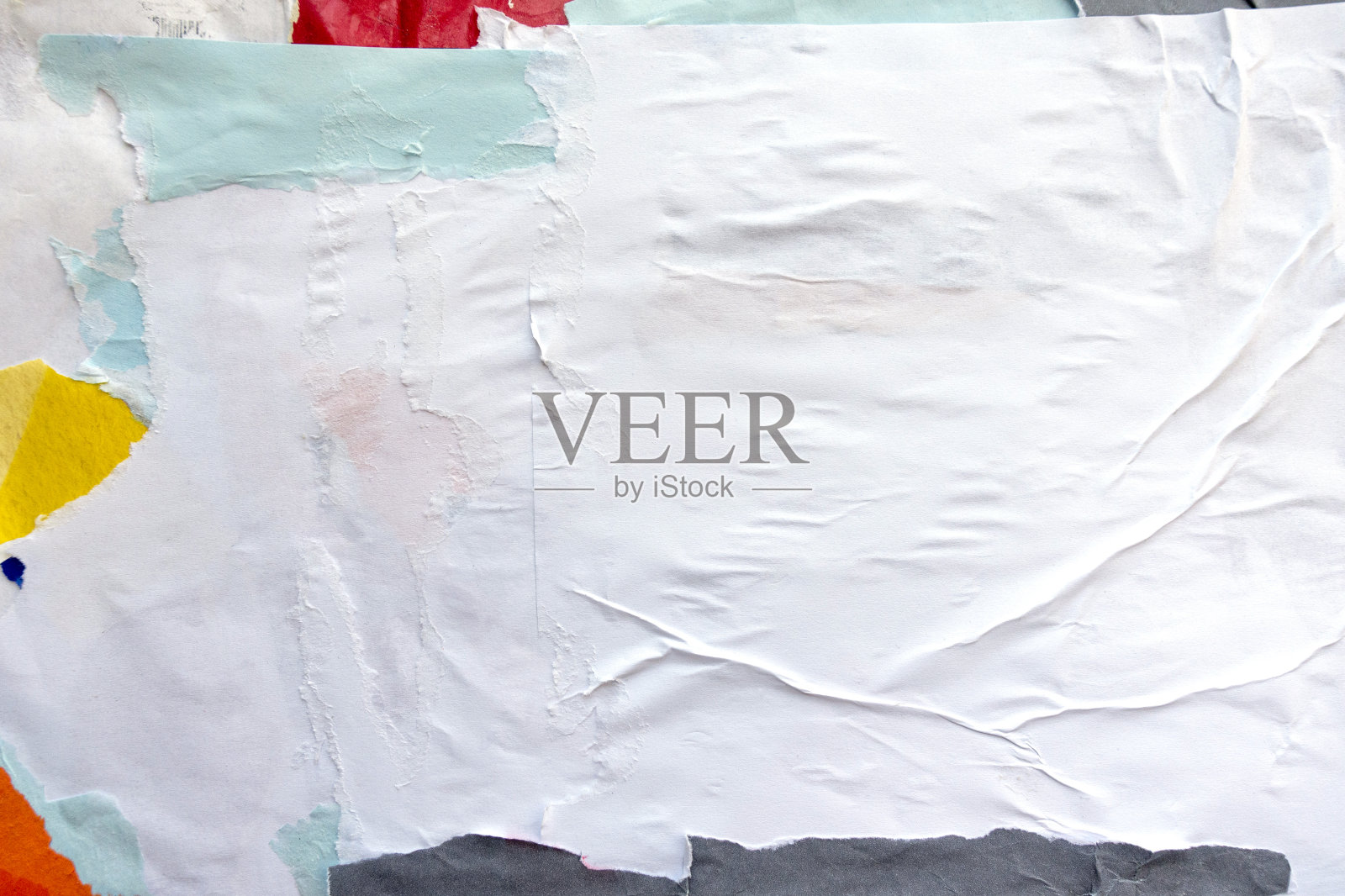 旧的白色垃圾，撕裂的拼贴海报，皱巴巴的纸海报纹理背景与文本或图像的复制空间照片摄影图片