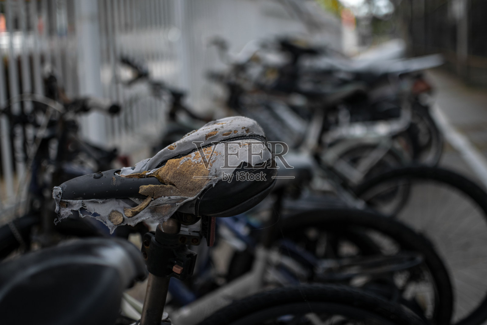 废弃的自行车照片摄影图片