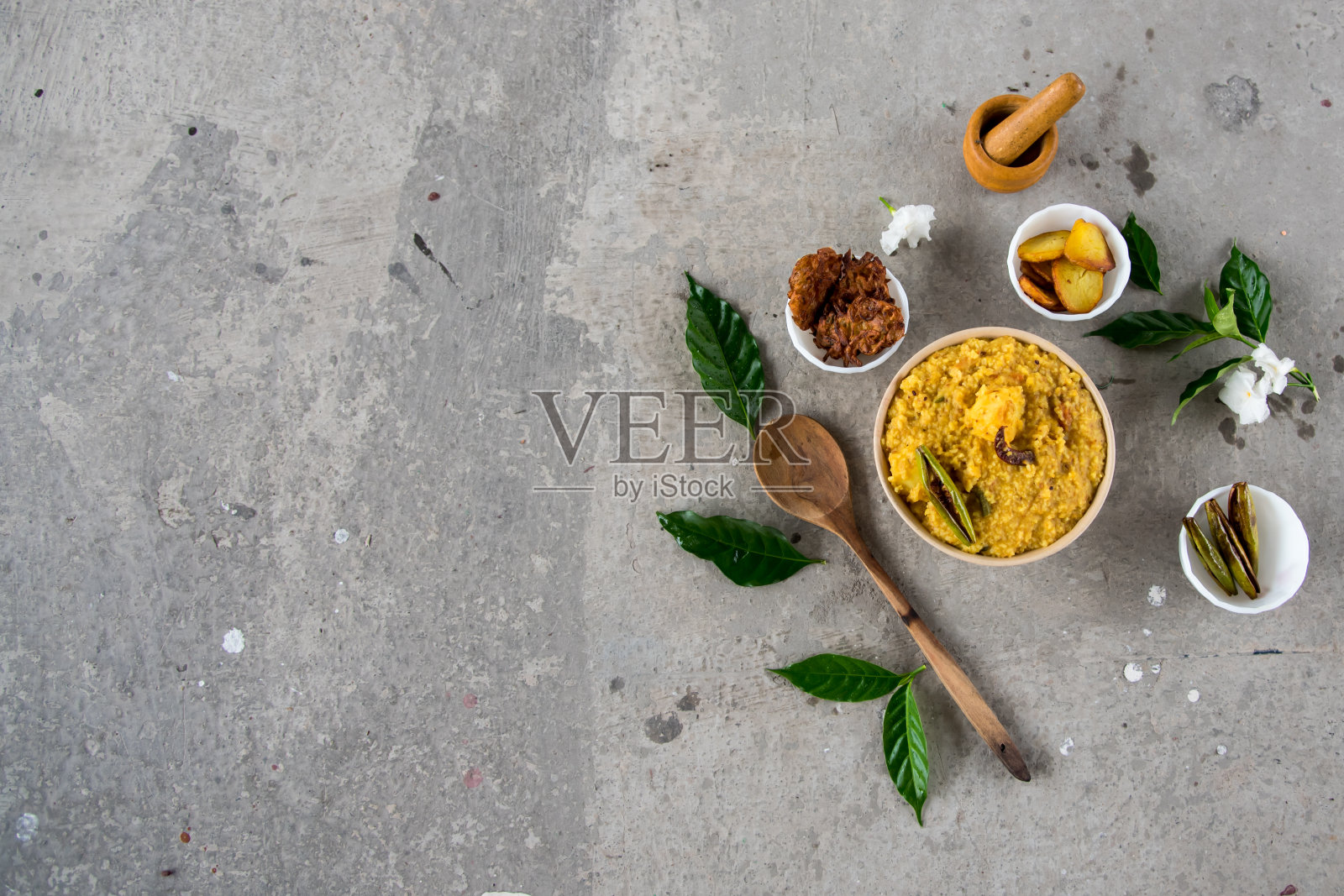 Khichdi或Khichadi，一种很受欢迎的印度食谱。这种食物由木豆或扁豆、大米、印度香料和西红柿制成。照片摄影图片