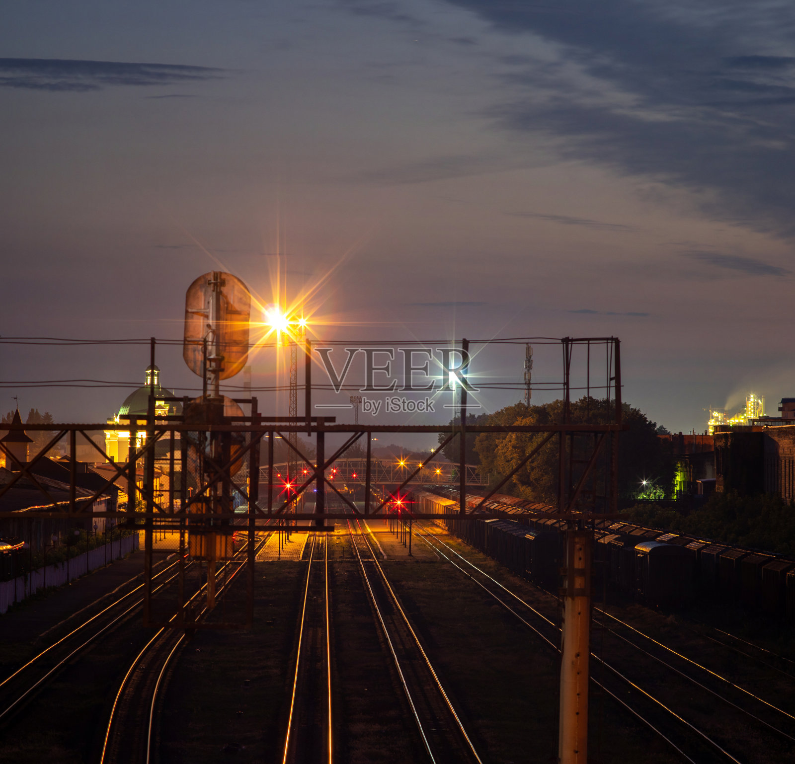 乌克兰黎明前的火车站照片摄影图片