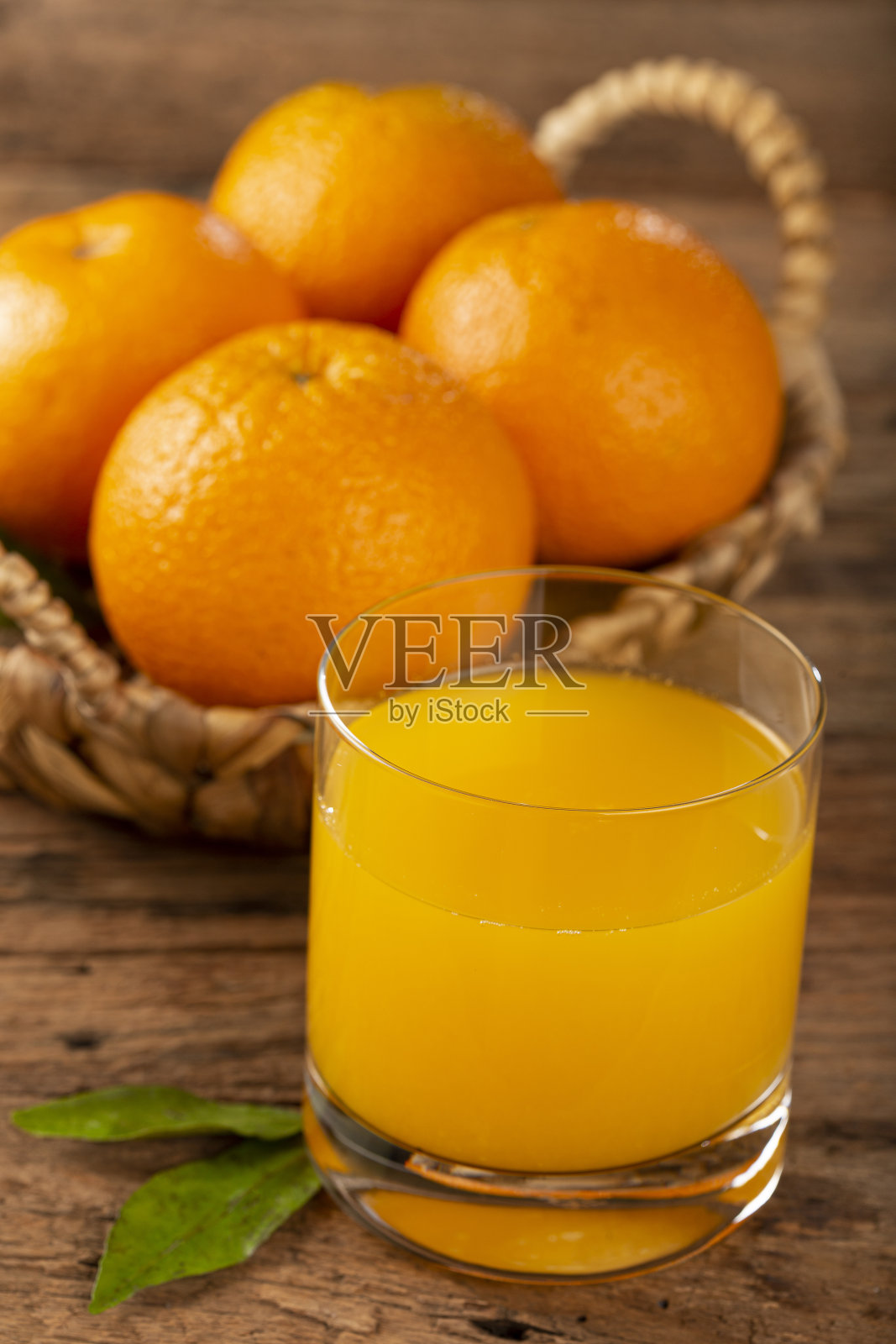 桌上有一杯橙汁。照片摄影图片