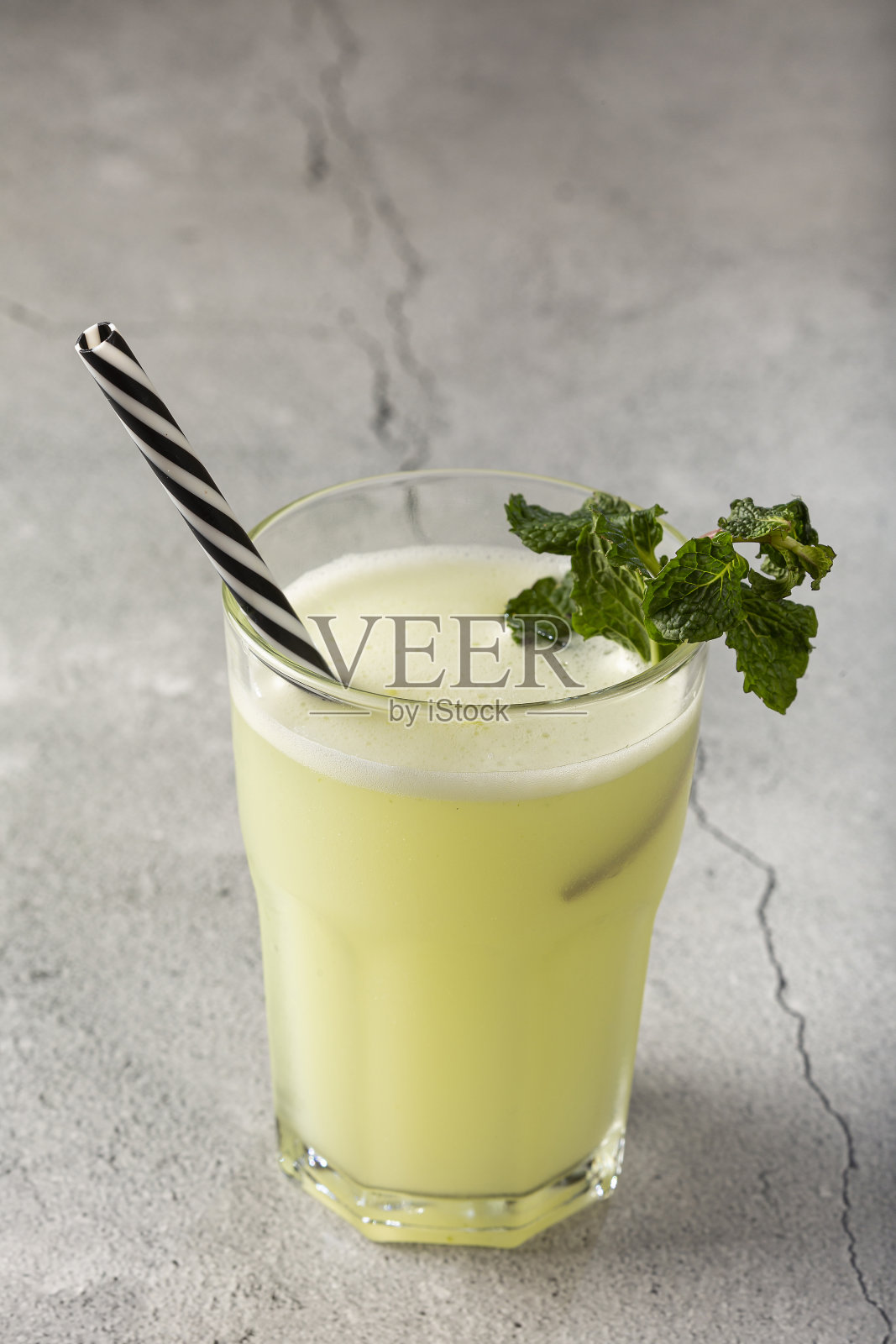 清新的柠檬水加薄荷。柠檬水,夏天喝。照片摄影图片