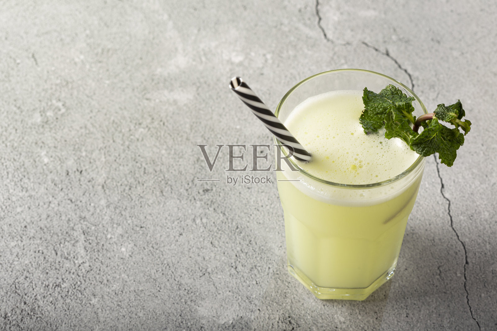 清新的柠檬水加薄荷。柠檬水,夏天喝。照片摄影图片