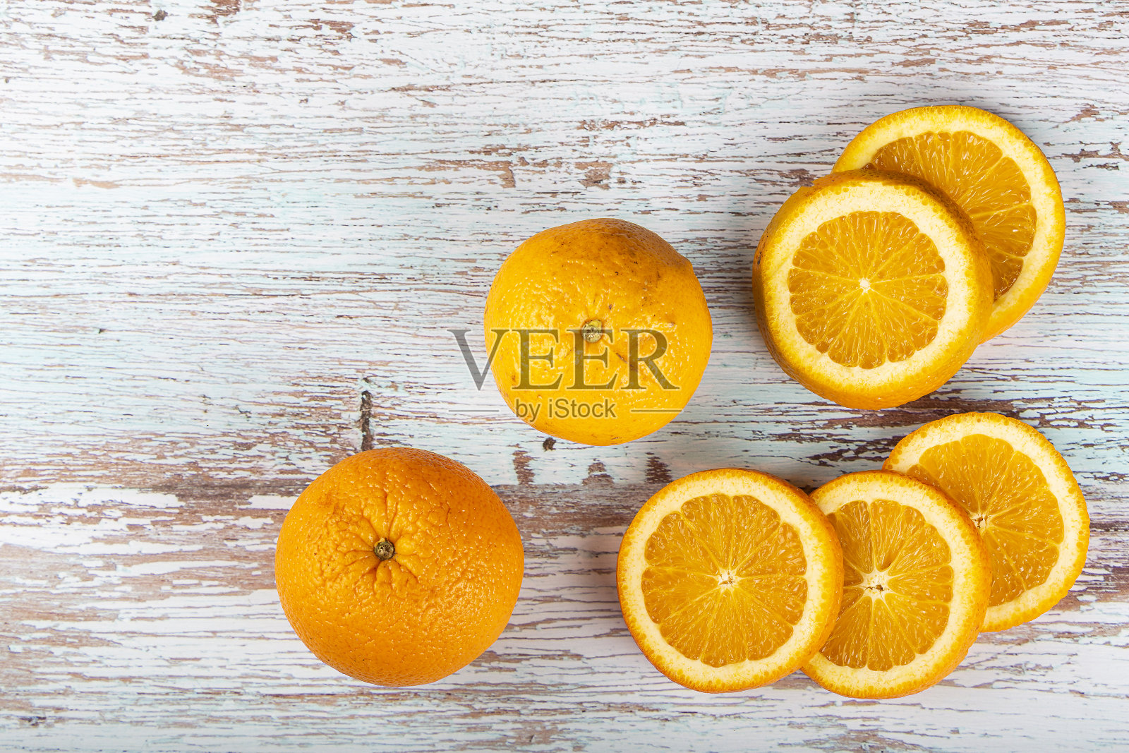 把桔子切成片放在桌子上。照片摄影图片