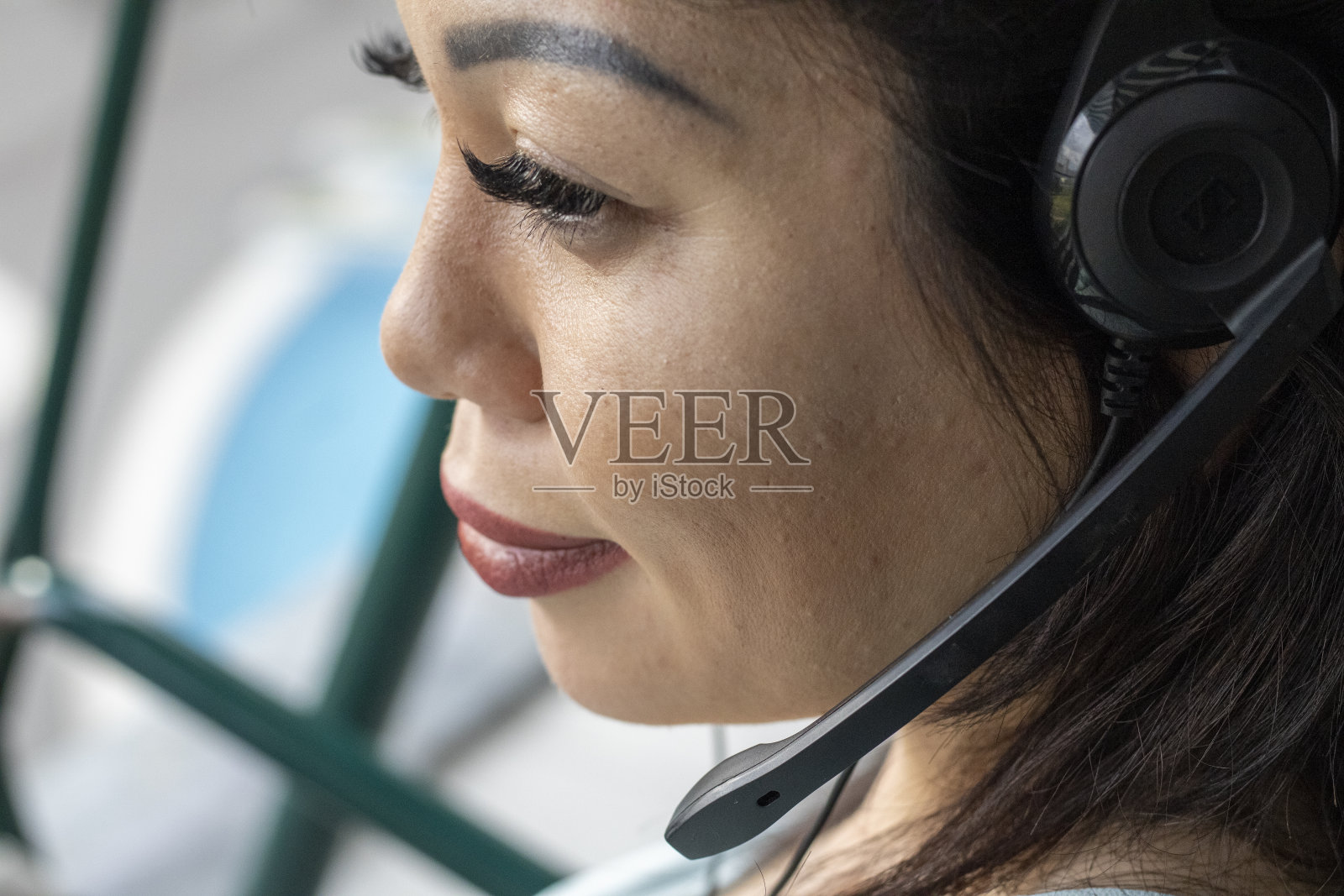 快乐的年轻男性和名人客户支持行政工作在办公室照片摄影图片