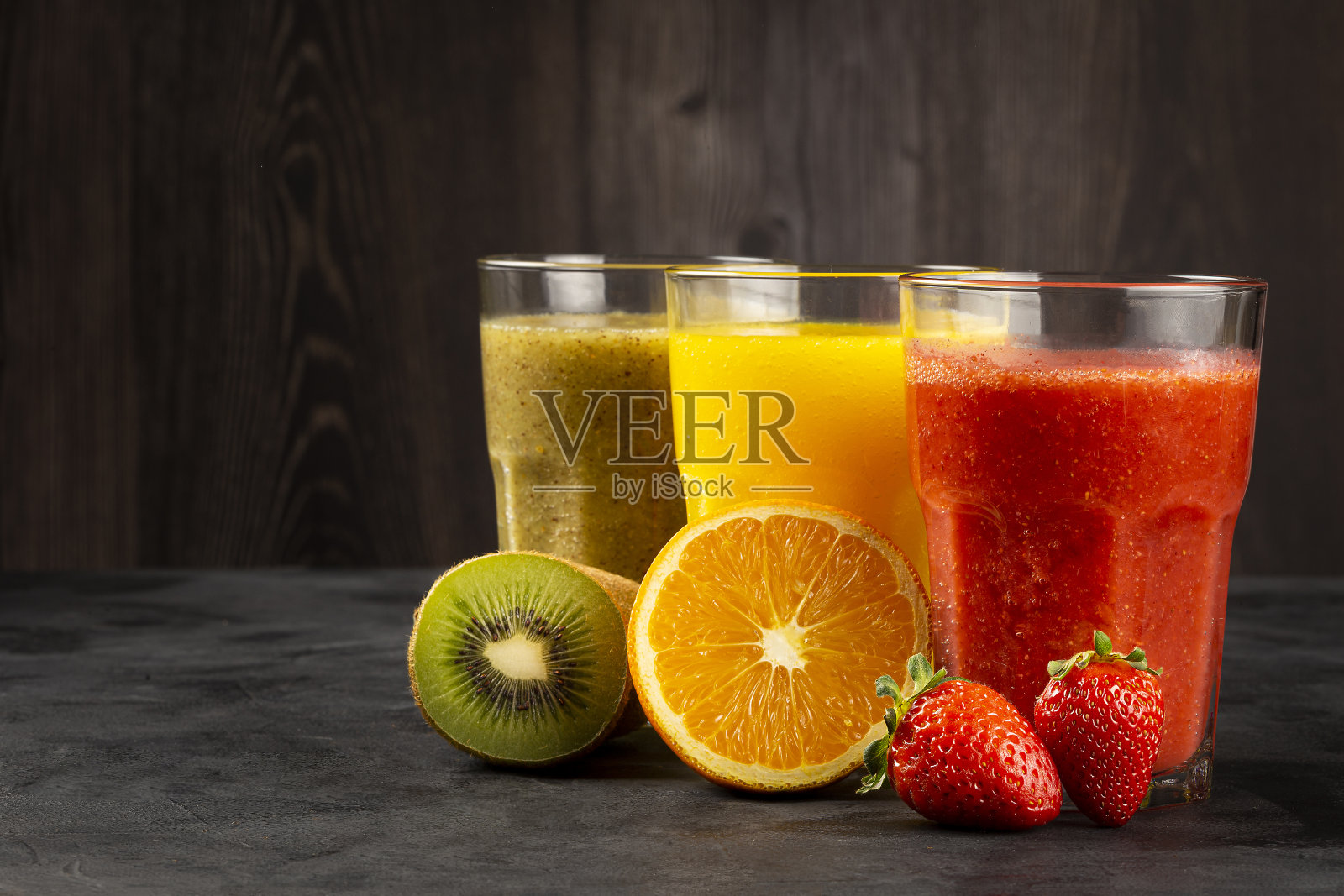 各种果汁。水果冰沙。照片摄影图片