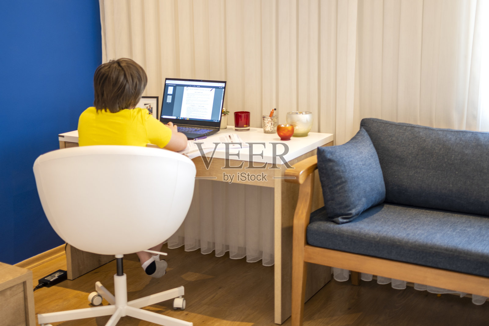 小男孩在家接受在线教育照片摄影图片