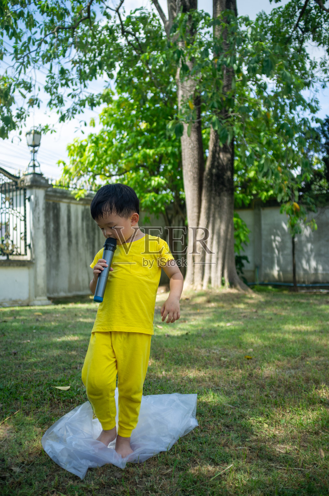 在塑料袋上跳舞照片摄影图片