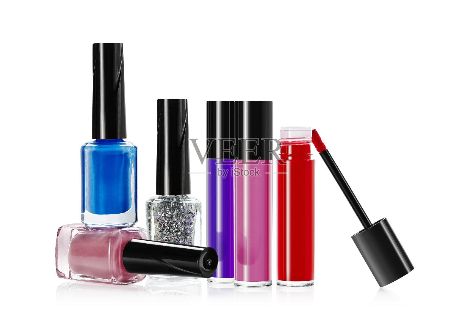 套瓶的彩色指甲油和液体唇膏的白色背景照片摄影图片