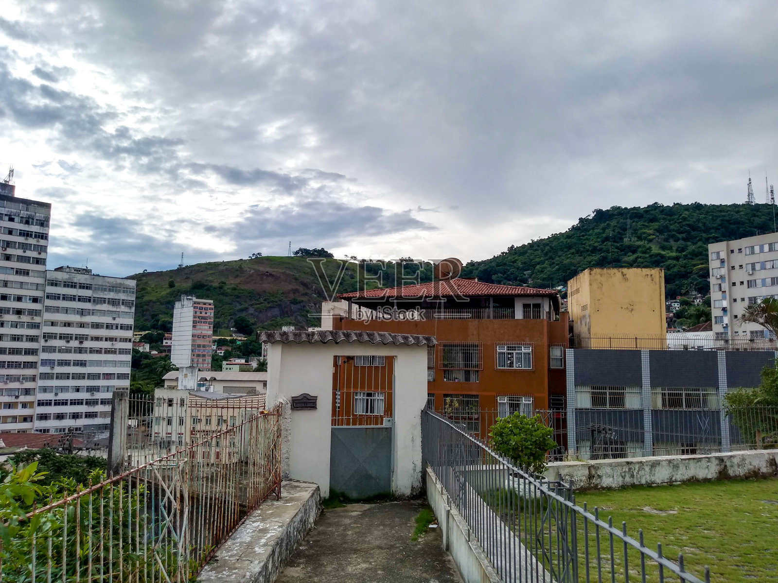 查看巴西城市Vitória的市中心地区。照片摄影图片