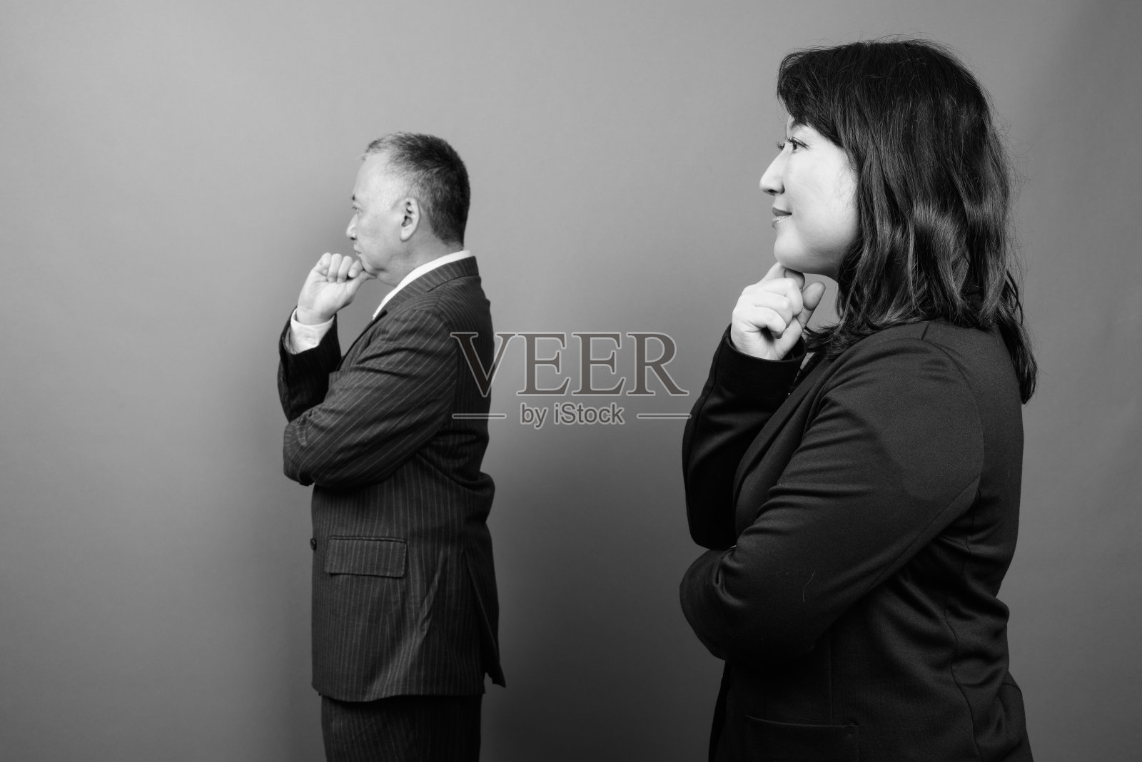 单色肖像成熟的亚洲商人和成熟的亚洲女商人在一起照片摄影图片