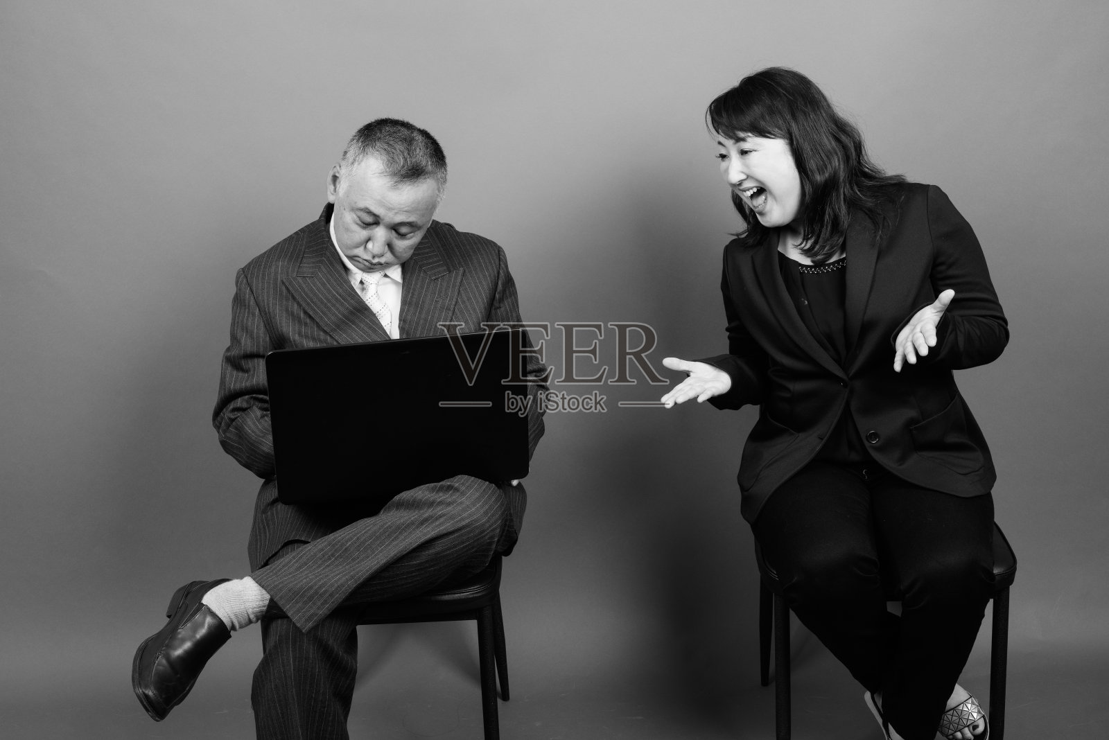 单色肖像成熟的亚洲商人和成熟的亚洲女商人在一起照片摄影图片