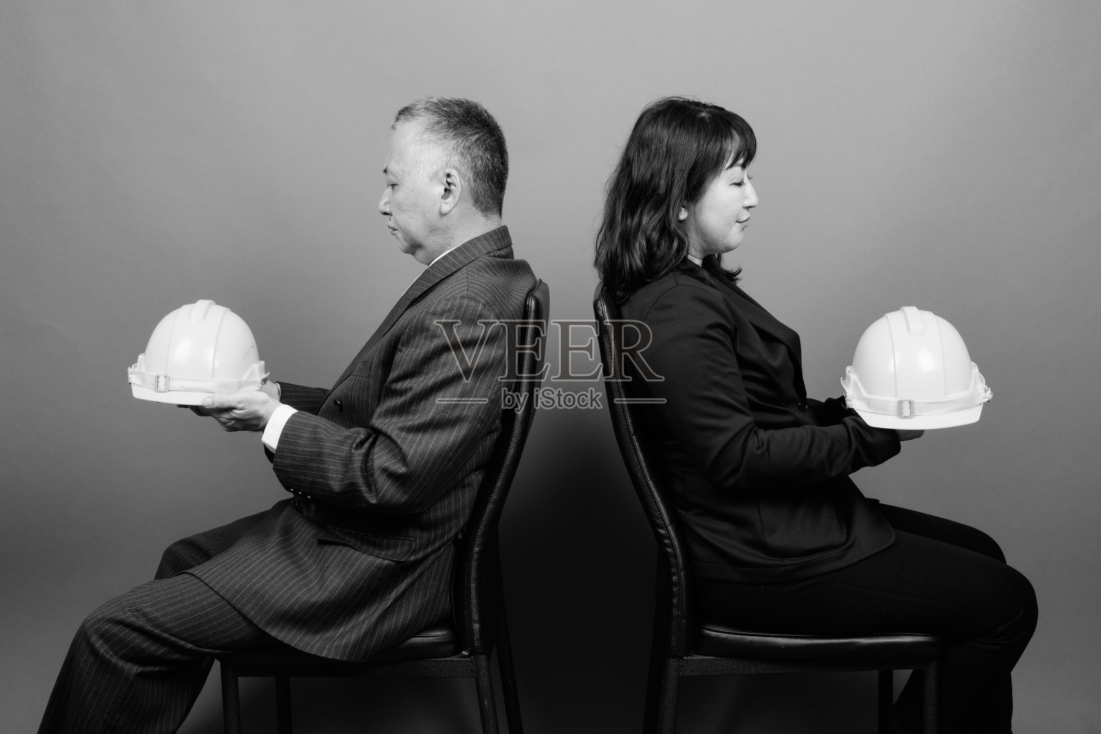 单色肖像成熟的亚洲商人和成熟的亚洲女商人在一起照片摄影图片