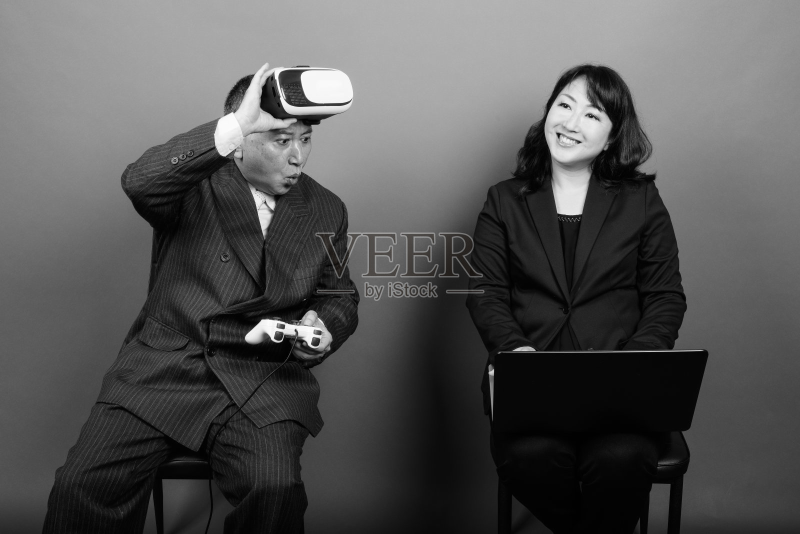 单色肖像成熟的亚洲商人和成熟的亚洲女商人在一起照片摄影图片