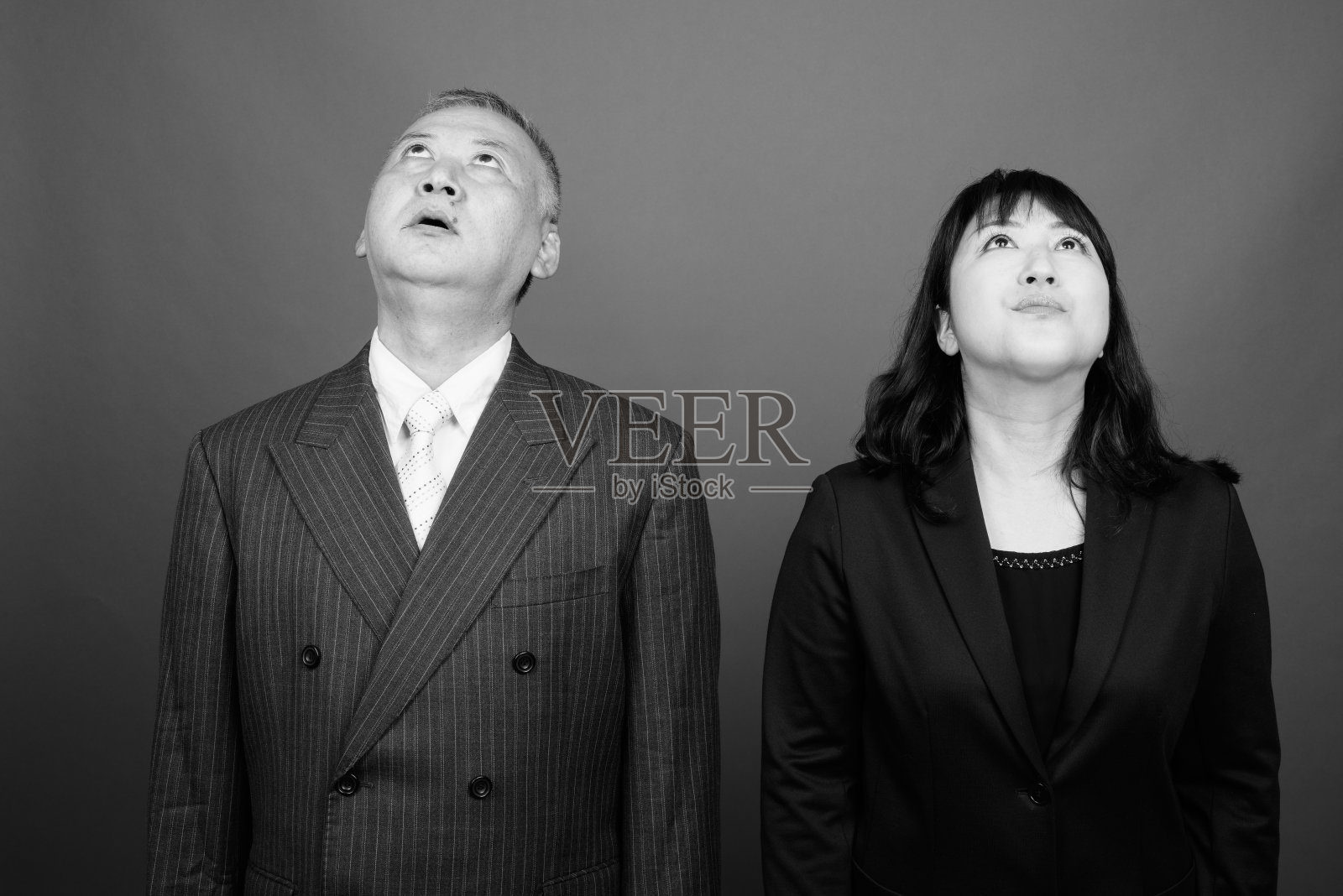 单色肖像成熟的亚洲商人和成熟的亚洲女商人在一起照片摄影图片