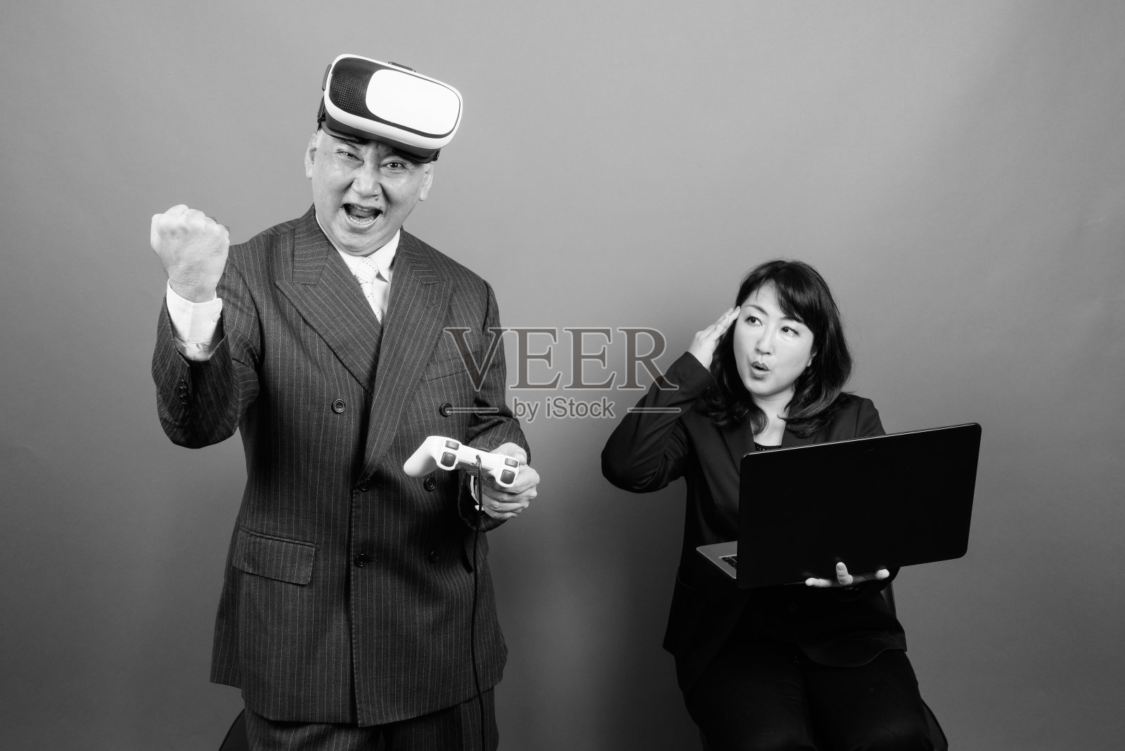 单色肖像成熟的亚洲商人和成熟的亚洲女商人在一起照片摄影图片