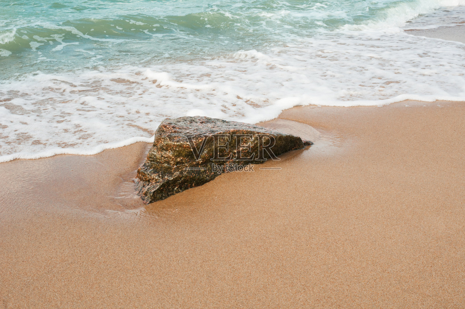 海边沙滩上的一块石头照片摄影图片