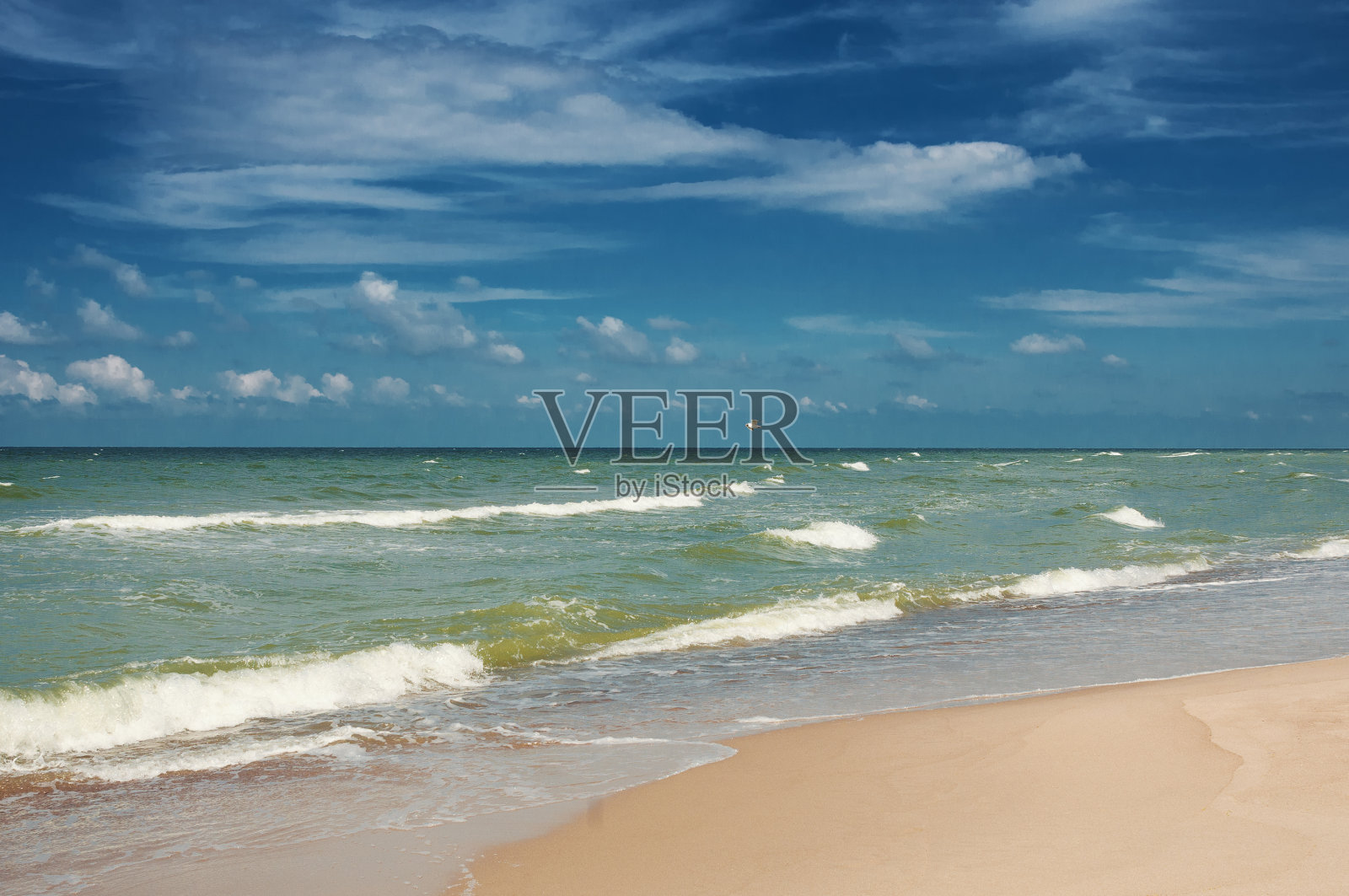 沙滩上柔软的海浪照片摄影图片