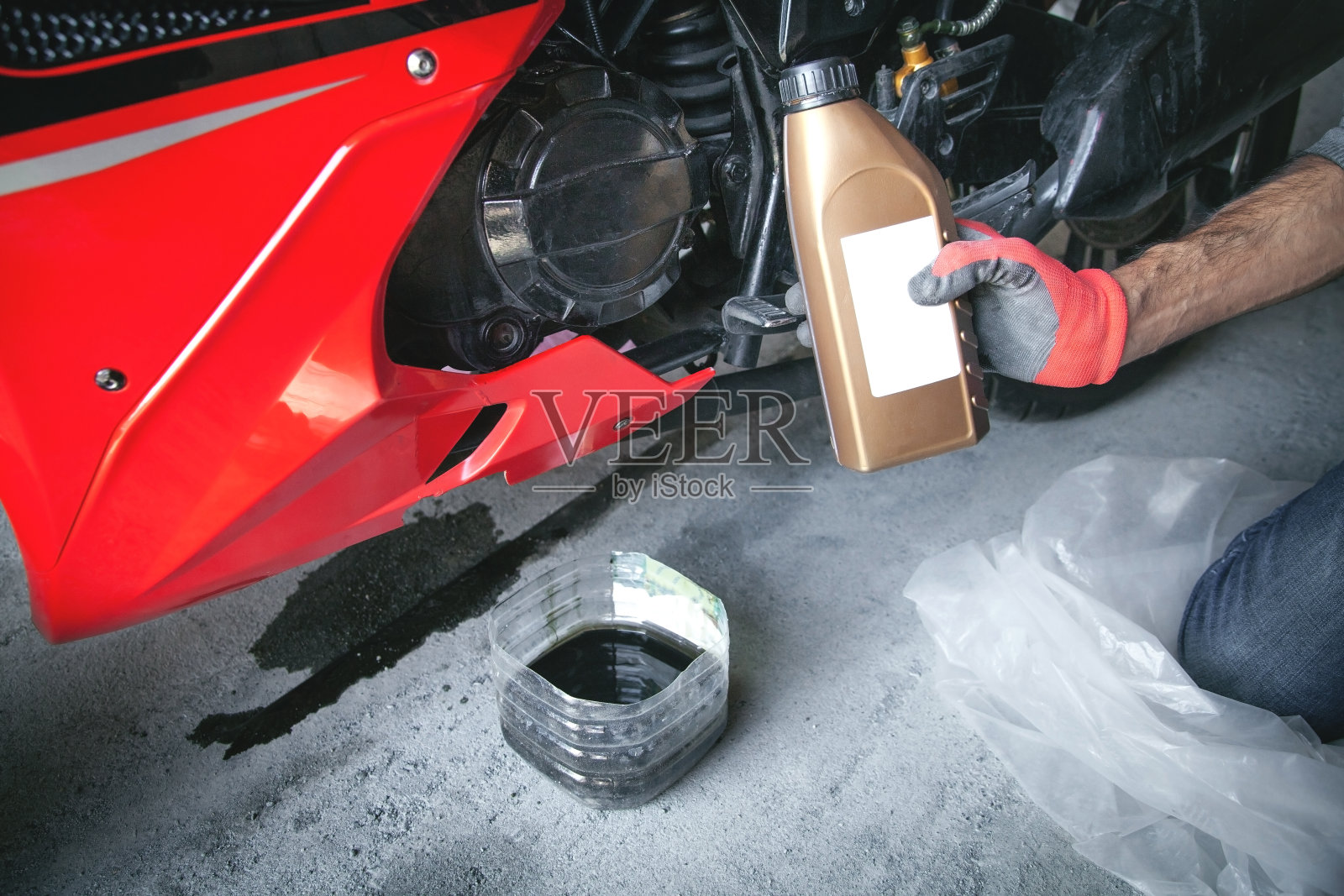 更换摩托车机油。检查和维护照片摄影图片