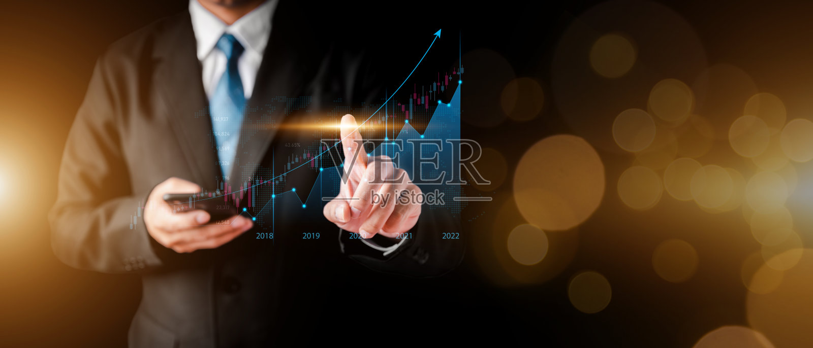 商人手用图表显示上升的股票标志。利率金融和抵押利率的概念。双重曝光图像。蓝色科技背景高科技。照片摄影图片