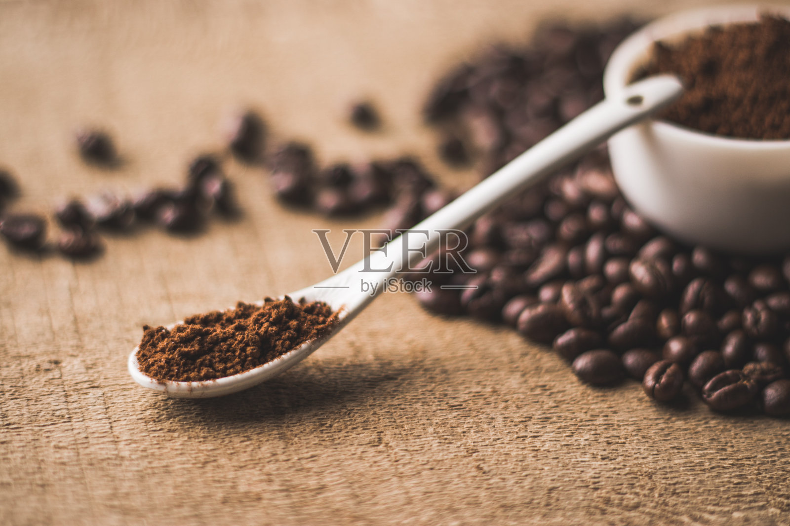 有纹理背景的咖啡豆和粉末图像。照片摄影图片