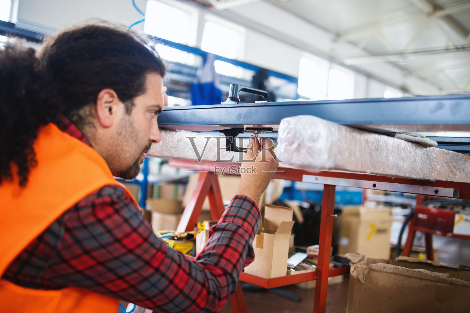 手工组装PVC门窗。工厂为铝合金和PVC门窗生产。照片摄影图片