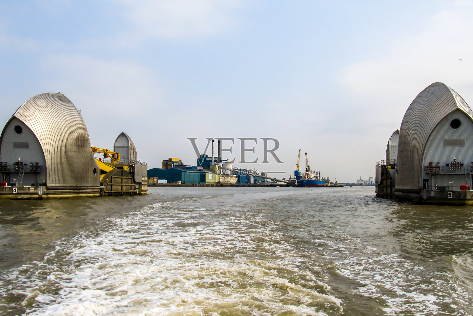 透过泰晤士河屏障外的两个钢板外壳照片摄影图片